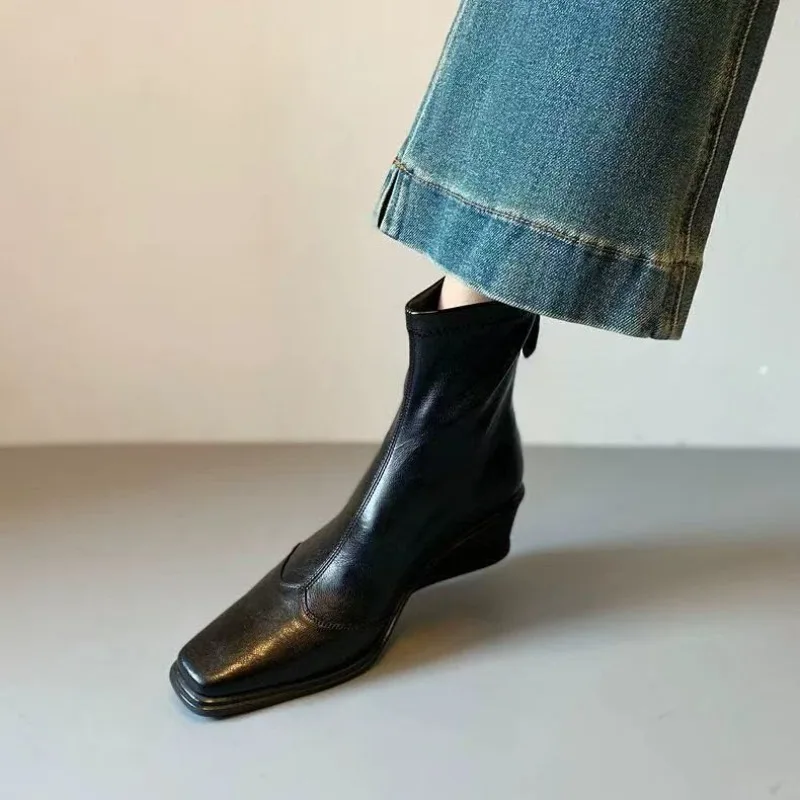 Jesienno-zimowe damskie uniwersalne modne botki z noskiem w szpic, wyszczuplające, nowe retro na platformie, francuski styl, 2025