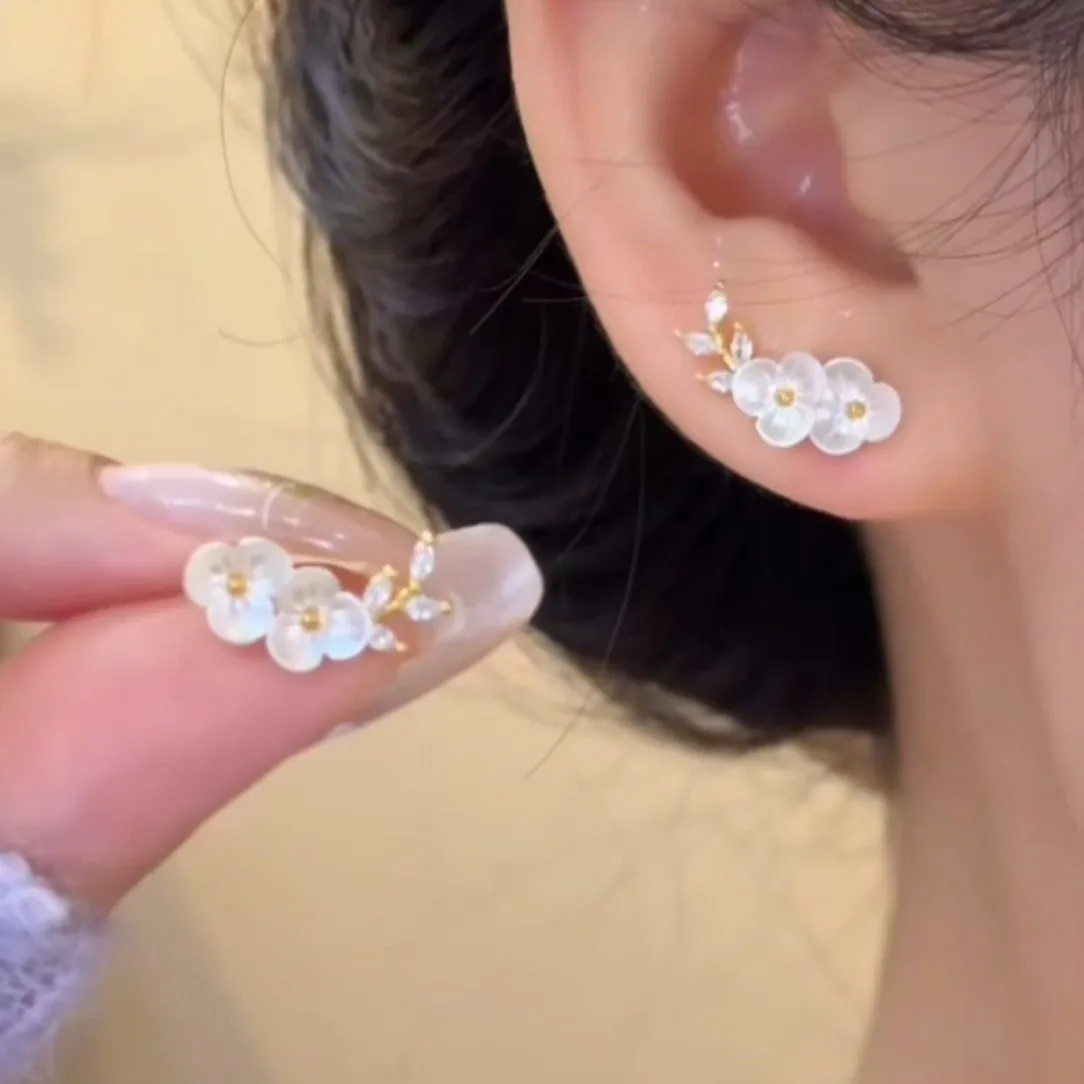 New model Fashion Luxury with a touch of elegance  Elegance Versatile Minority and unique Flower Alloy Earrings