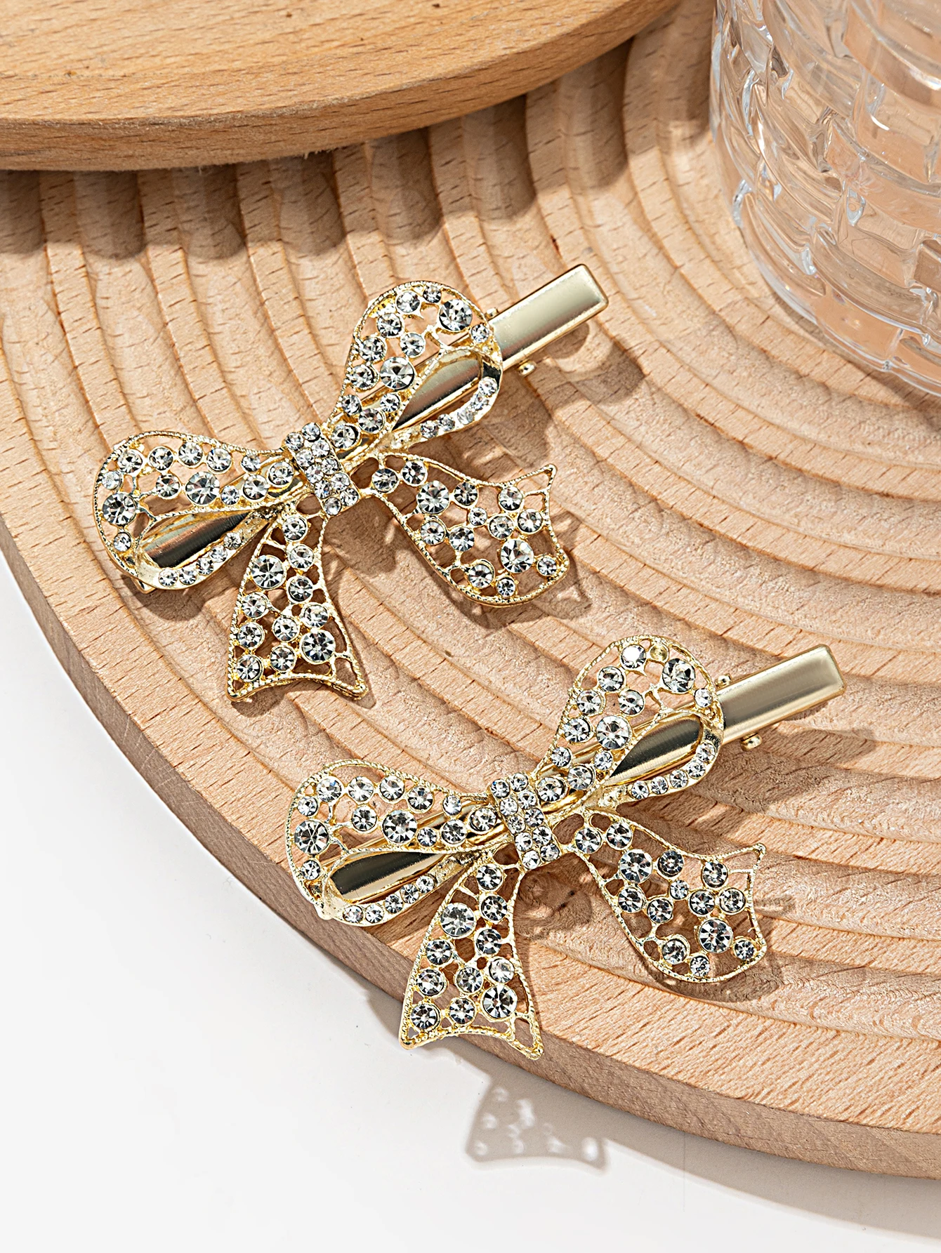 Bow knot full of diamond hollow duckbill hair clip, simple and cute, suitable for daily gatherings