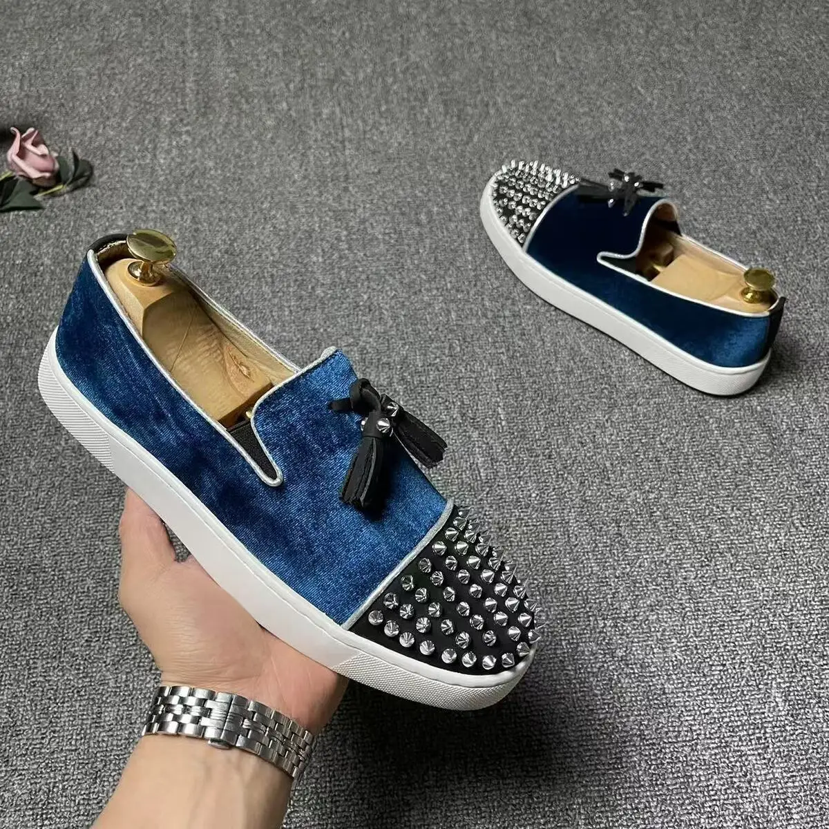 

Мужская модная обувь в стиле панк-рок с заклепками, обувь без шнуровки с кисточками, лоферы из коровьей замши, дизайнерские кроссовки с шипами, мужская обувь