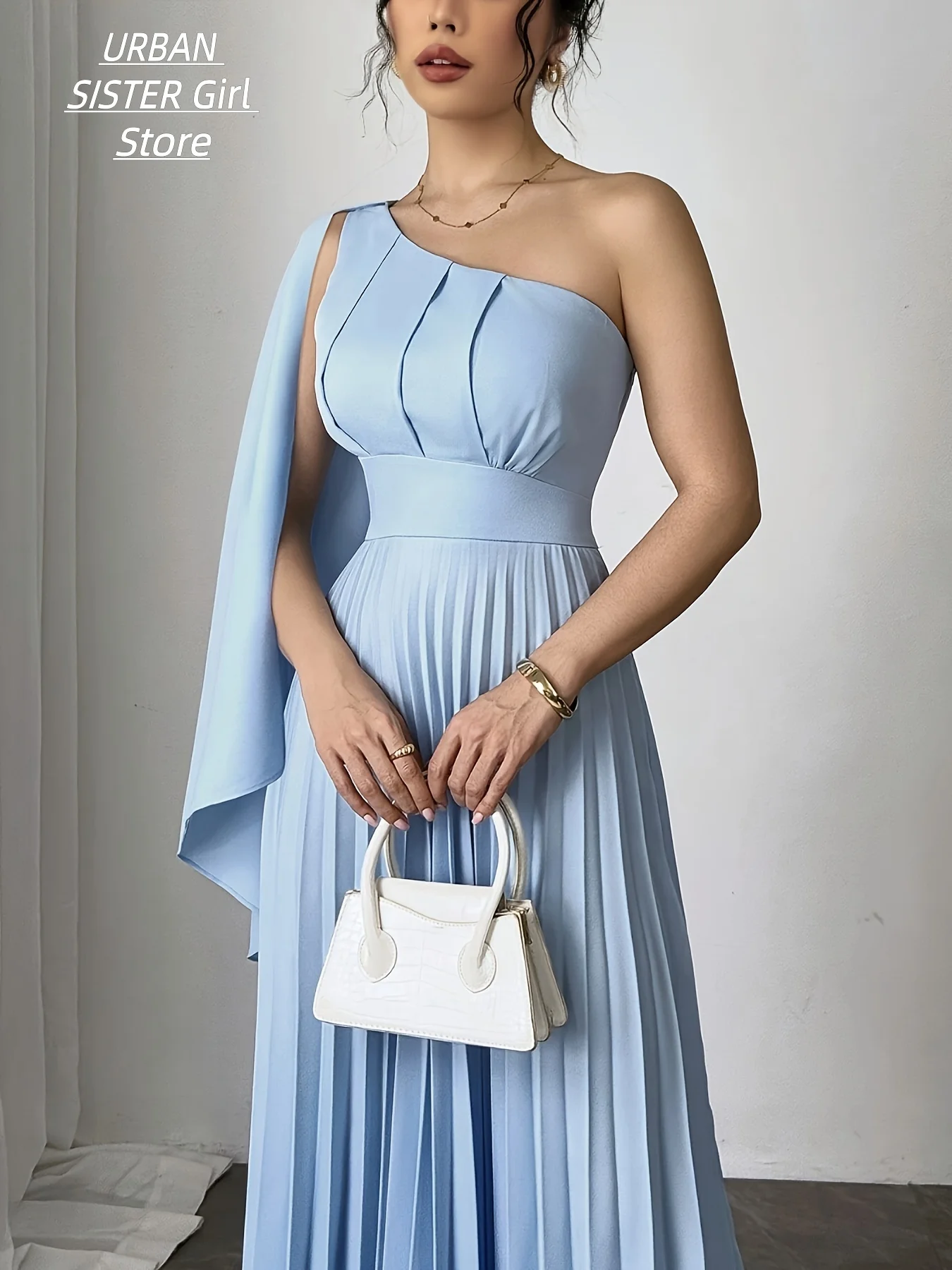 Vestido Longo, Azul Claro, com Capa de Um Ombro, Estilo Plissado de Cintura Alta e Comprimento Total até o Chão, Estilo Minimalista Elegante de Luxo Leve, Ideal para Casamentos, Madrinhas, Convidadas, Formaturas, Bailes de Formatura, Festas de Coquetel, Tecido Fosco Antirrugas e Fluido, Roupa Formal Feminina para Noite