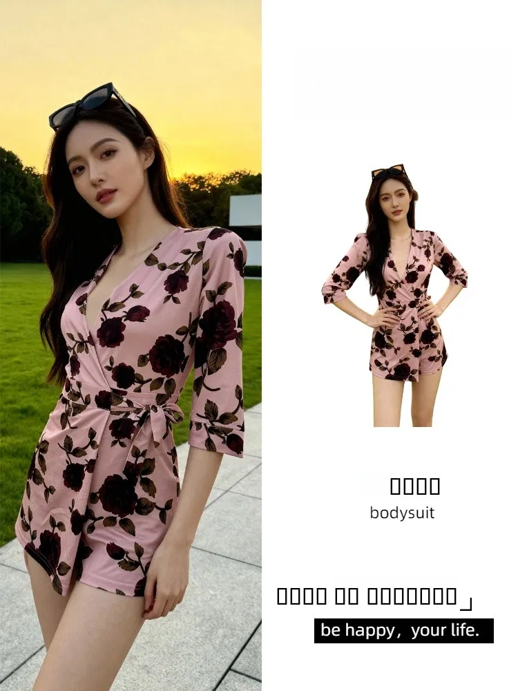 

Сексуальный комбинезон с принтом роз, V-образным вырезом, завышенной талией, поясом и короткими штанинами, для повседневной носки, тонкий, эксклюзивно онлайн.