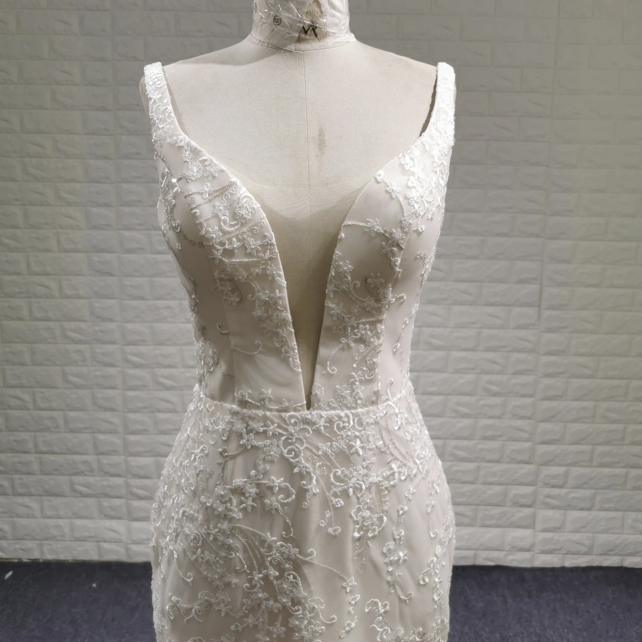 Suknia ślubna Rosymae Light Champagne w stylu syreny, dekolt w serek, kwiatowa koronka, odkryte plecy, elegancka, wygodna suknia na ślub na plaży lub na świeżym powietrzu.