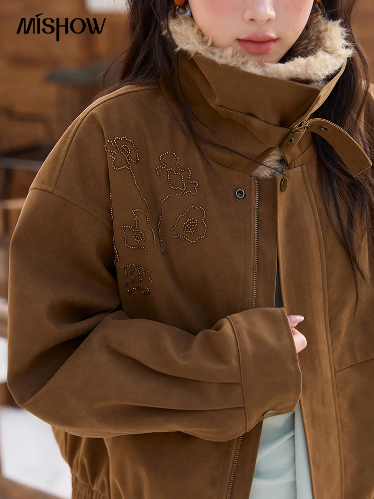 เสื้อแจ็คเก็ตหนังกลับสีน้ำตาล MISHOW สำหรับผู้หญิง คอลเลคชั่นฤดูหนาว 2025 พร้อมปกขนสัตว์ถอดได้ เสื้อโค้ทแขนยาวแบบมีซิปสำหรับใส่ทำงาน รุ่น MXE51W0876