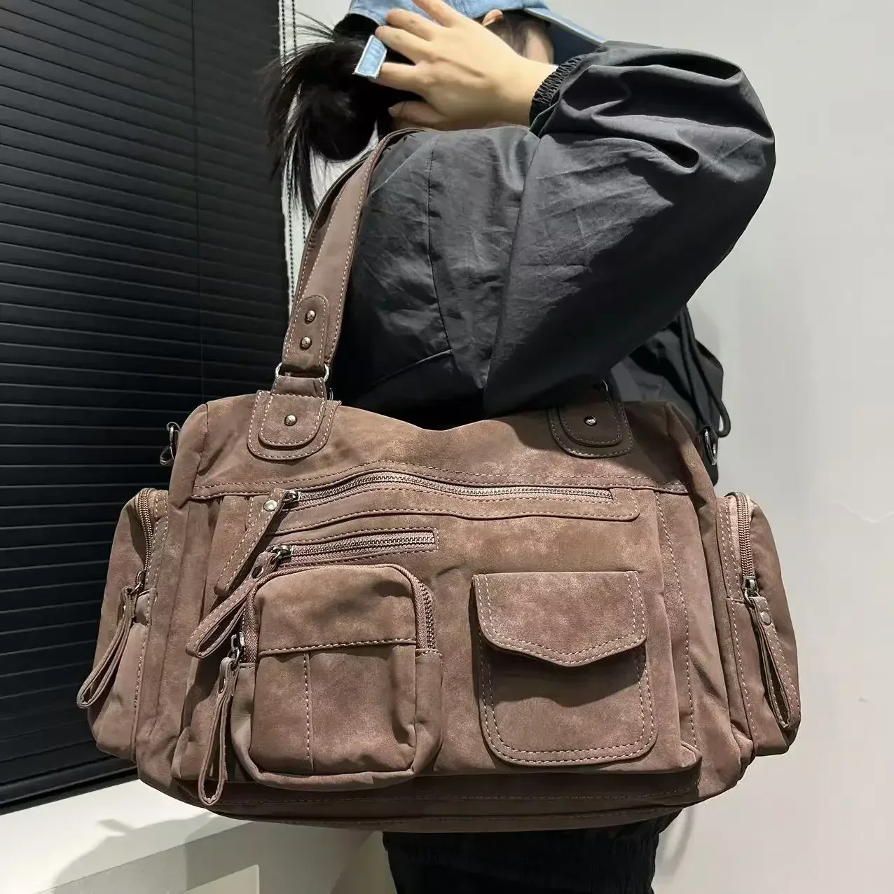 

Женская мода Y2K, мотоциклетная сумка в стиле панк для девочек, большая вместительная замшевая сумка с несколькими карманами на молнии, сумка с диагональным крестом на одно плечо