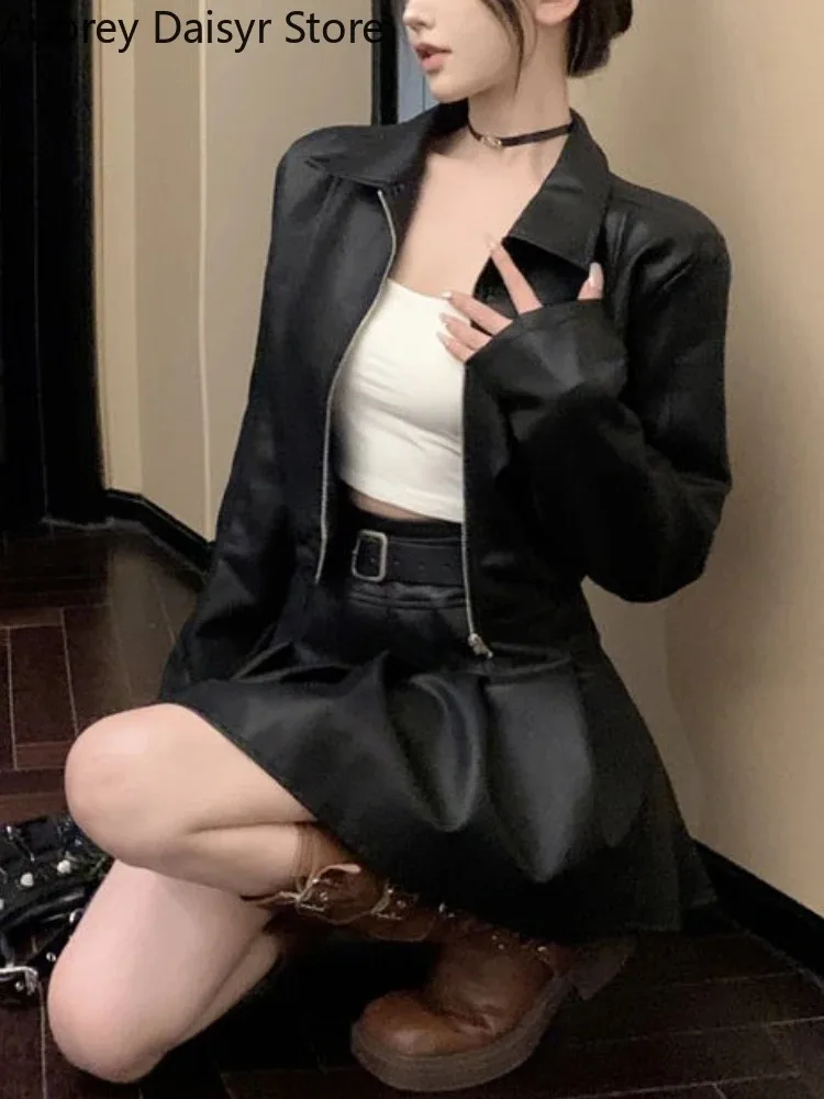 レトロなハイストリートクロップドレザージャケット レディース 韓国風ジッパー長袖 ツーピースレザースカートセット ファッションレザーモトコート