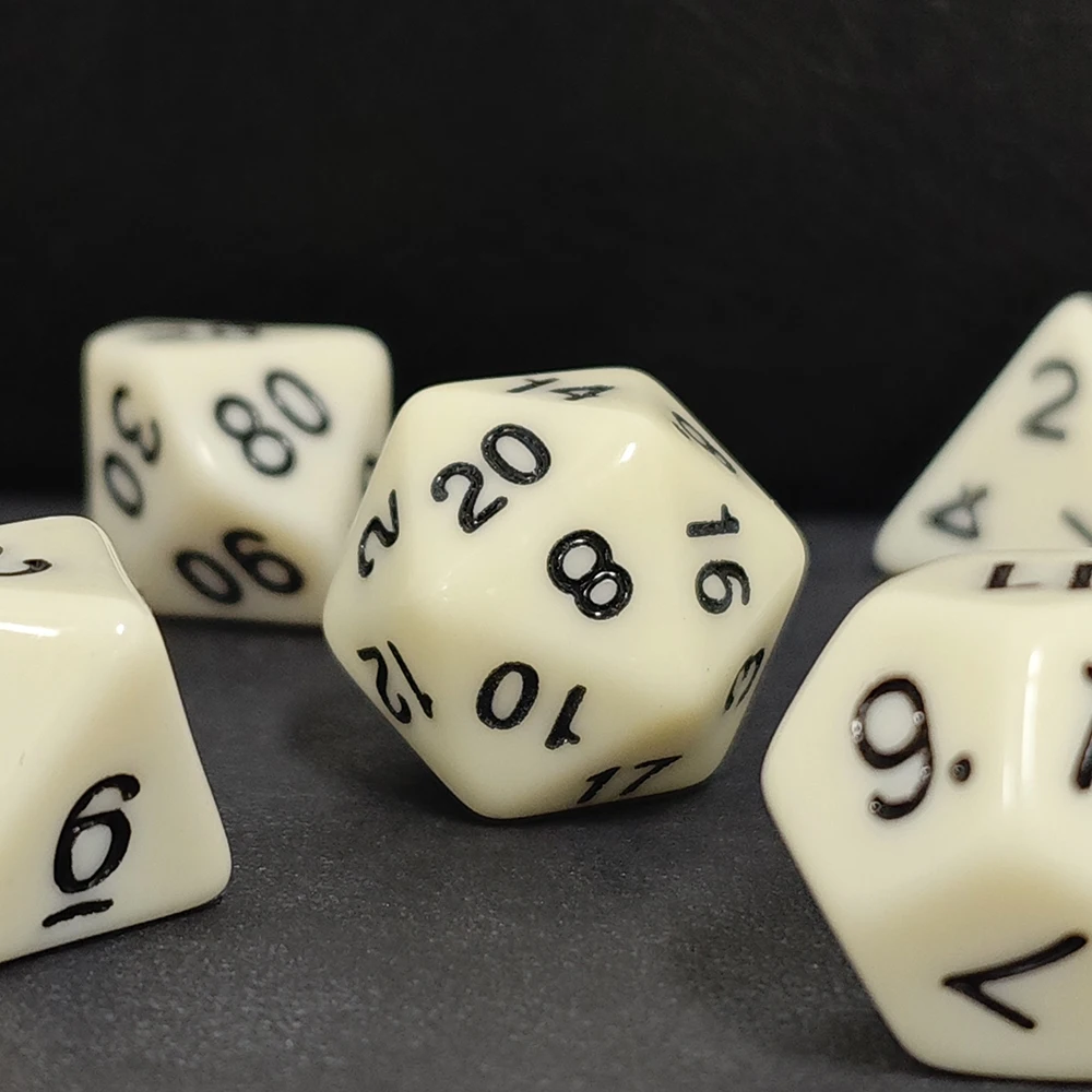 مجموعة نرد جميلة نرد DND جودة عالية ألوان مختلفة لمسة نهائية مثالية لملحقات ألعاب لوحة DND RPG Dados