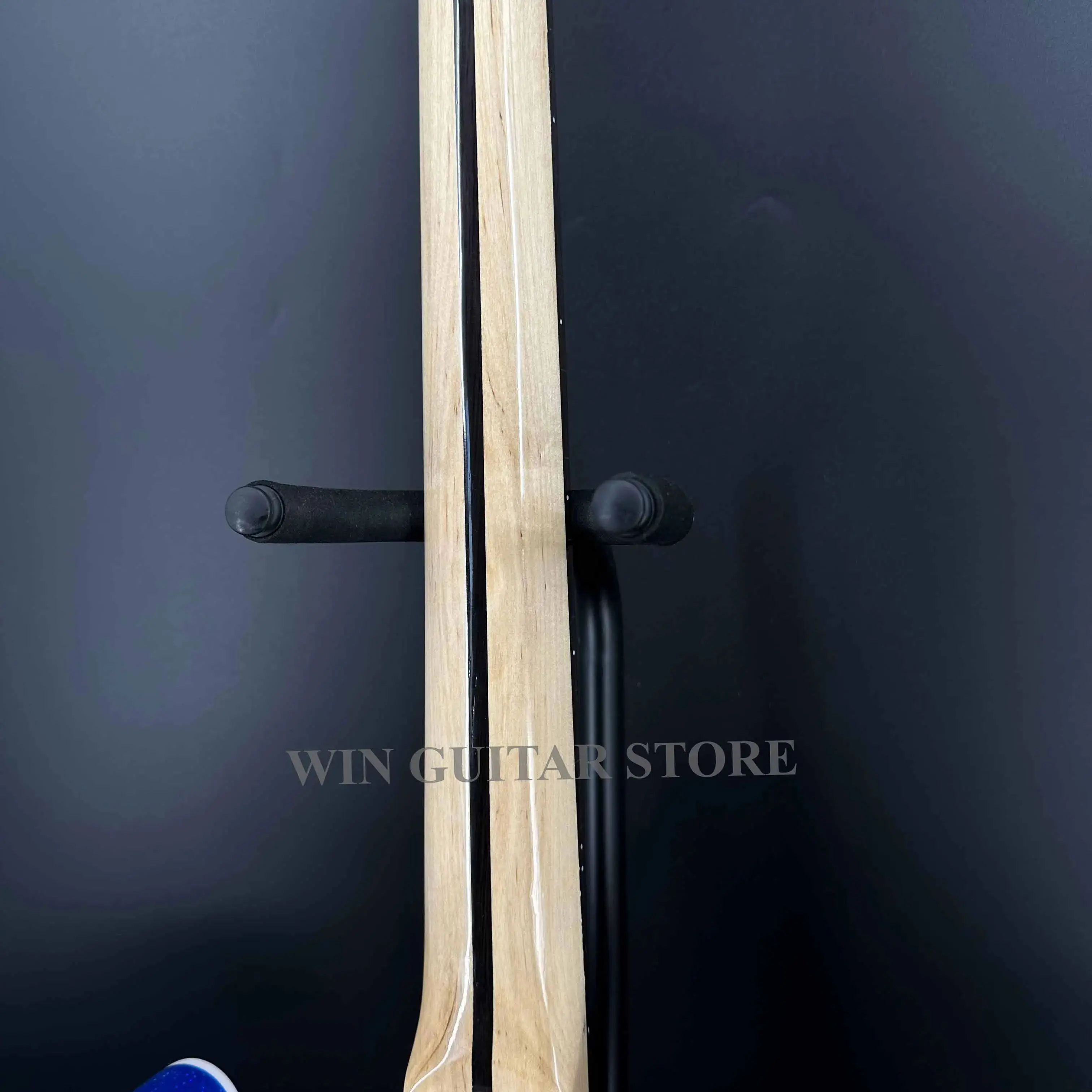 E-Gitarre mit dreifarbiger Metalllack und großem körnigen goldenen Accessoires. Ein Weihnachtsgeschenk. Kostenloser Versand