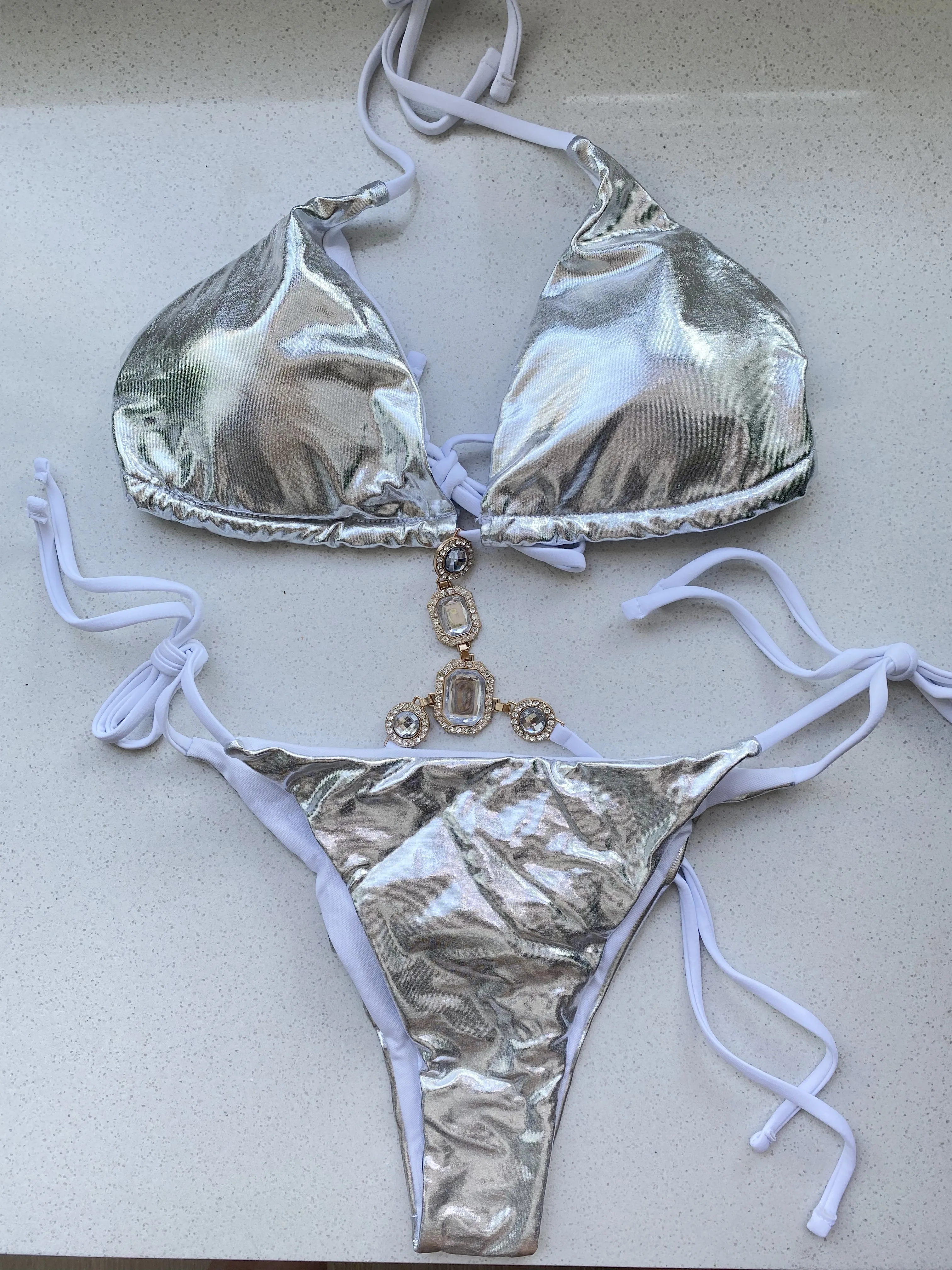 Seksowne Bikini z Rhinestone kobiety brazylijskie stroje kąpielowe stringi strój kąpielowy metaliczny srebrny Shinny Bikini unikatowy kostium