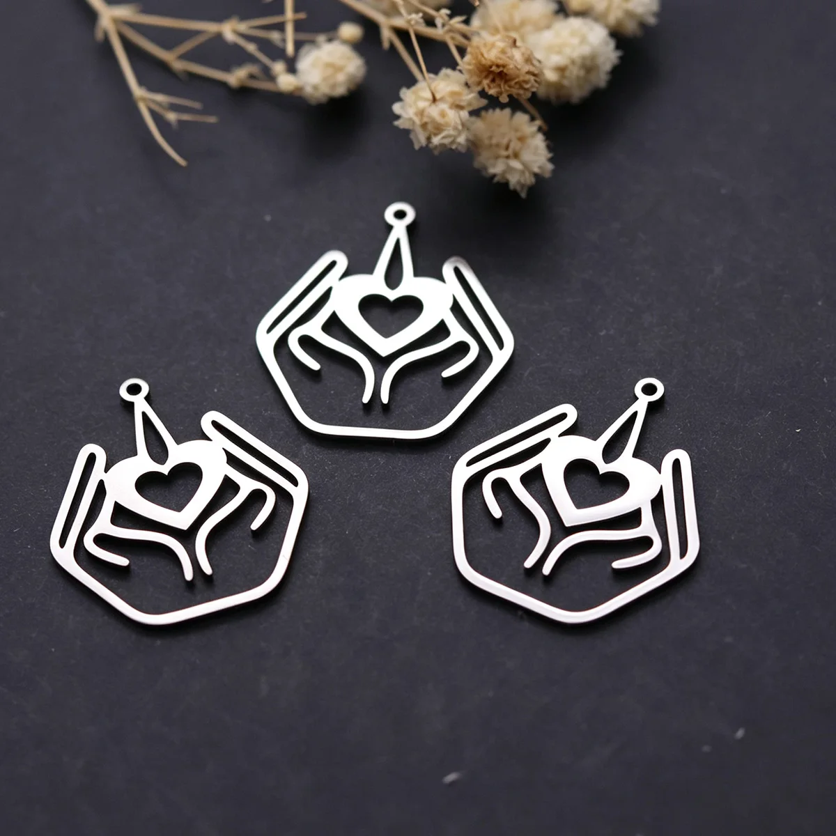 3pcs Stainless Steel Hands Holding Heart Pendant Charms For DIY Necklace Earring Bracelet Jewelry Making Supplies