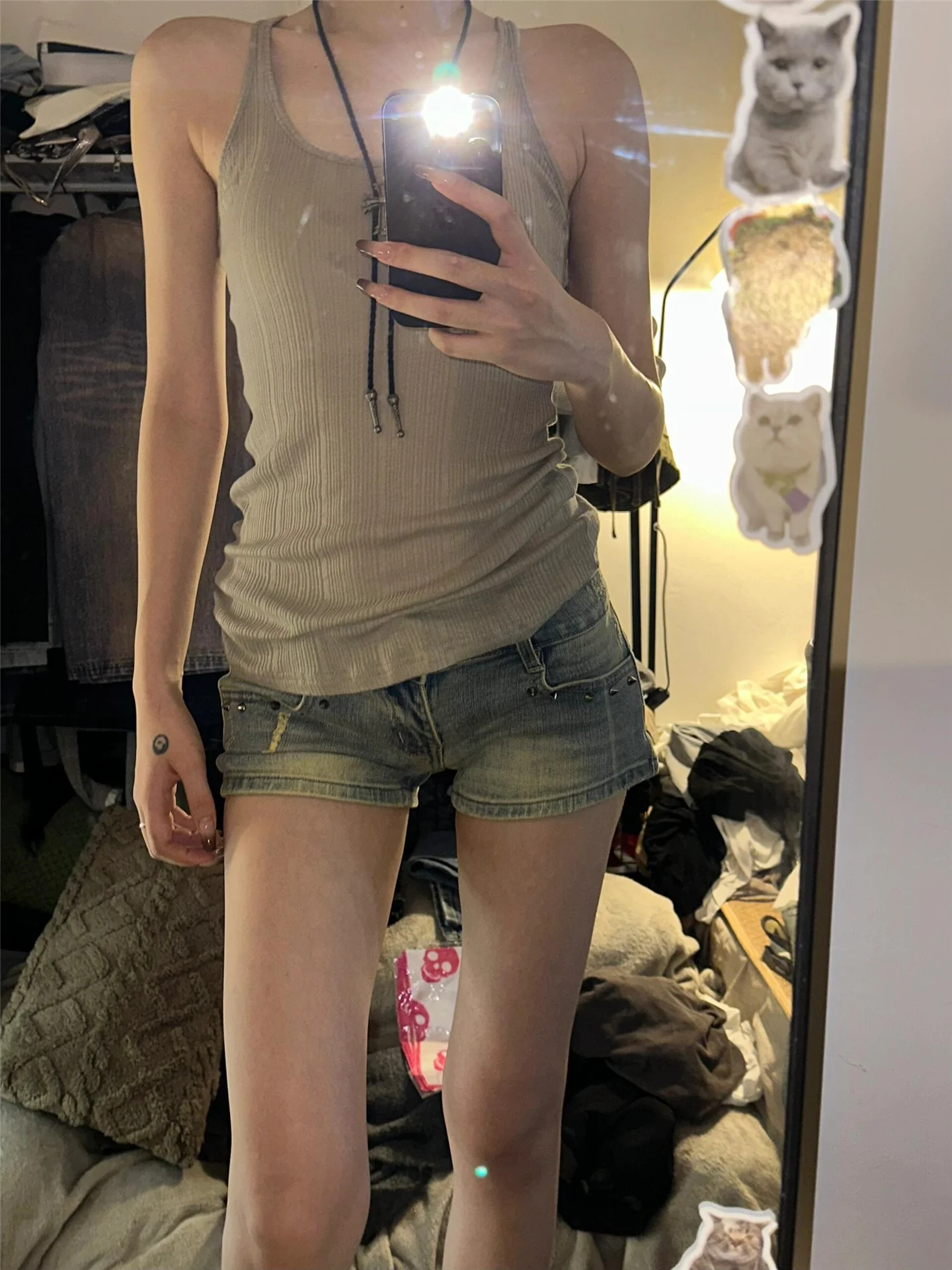 

Ретро-шорты в американском стиле для девушек: джинсовые, с низкой посадкой, летние, утягивающие, с заклепками, прикрывающие ягодицы, хит продаж