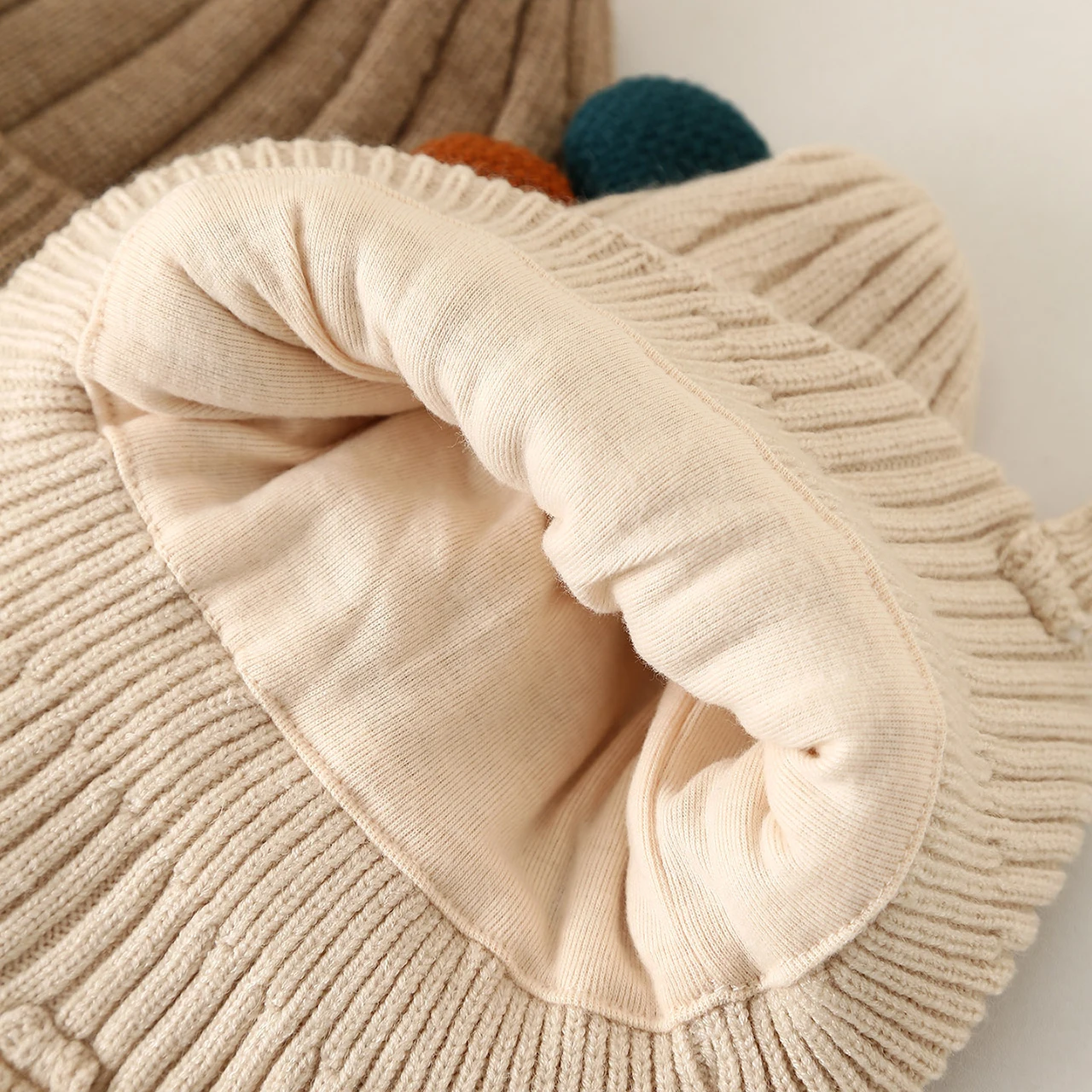 Gorro bonito de dibujos animados para bebé con cordones, gorro grueso y cálido para invierno, gorros para niños y niñas, gorro con protección para los oídos de punto suave para niños pequeños