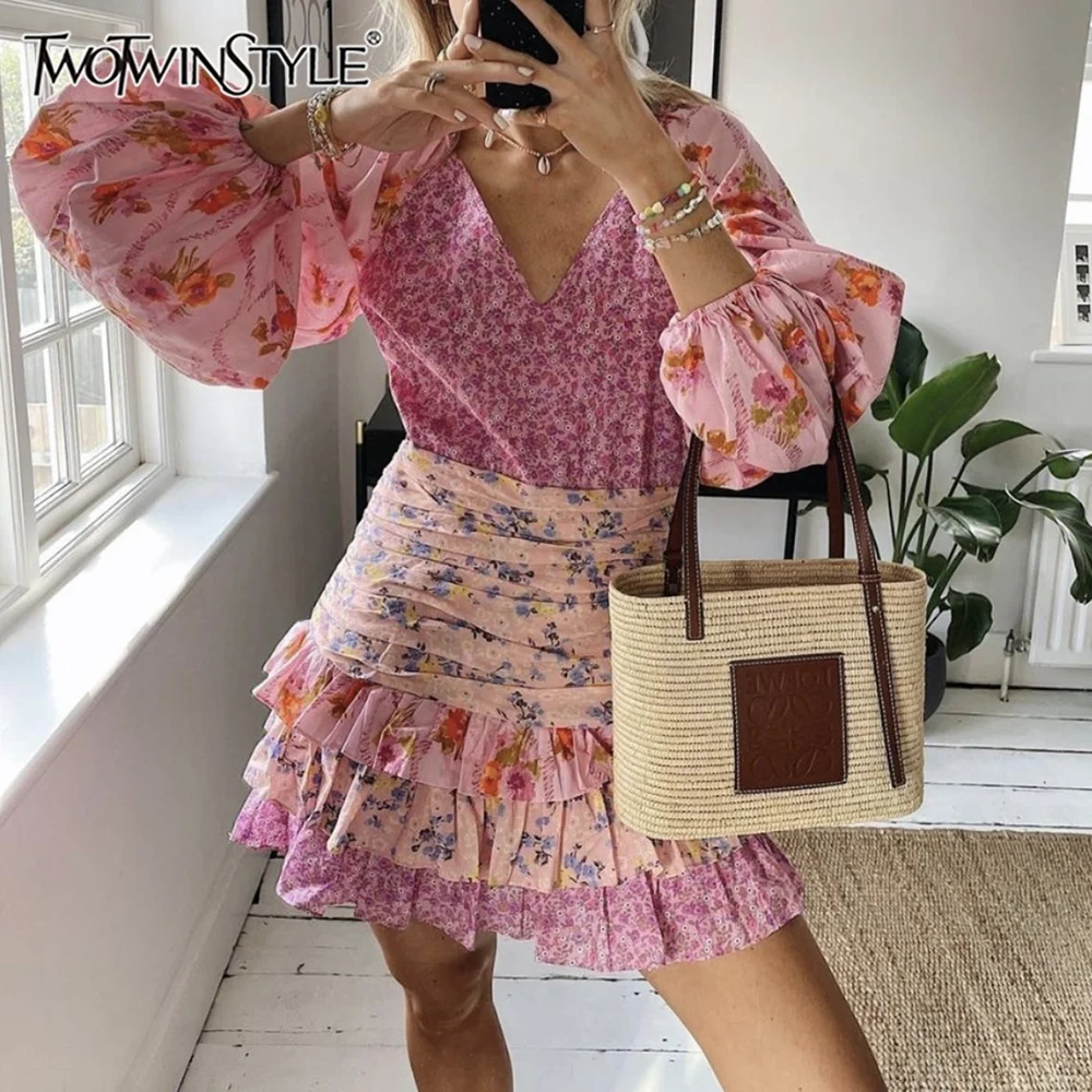 TWOTWINSTYLE Hit Color Slimming Dresses for Women V Neck Long Sleeve High Waist Temperament Mini Dress Female Fashion