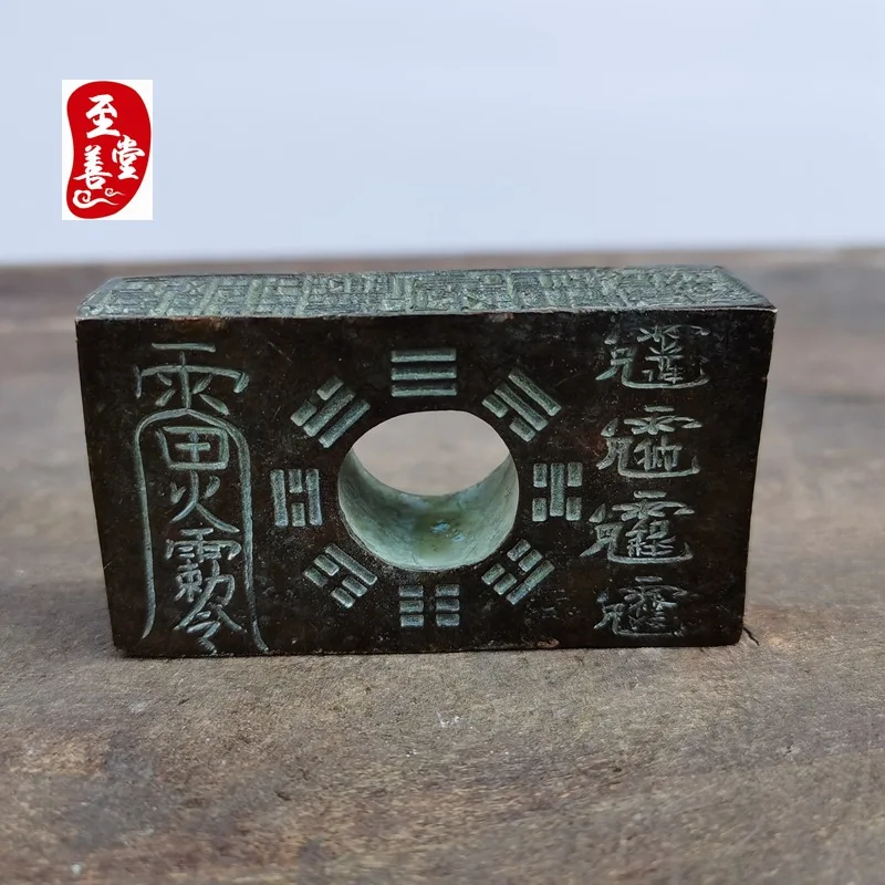 Antique-style decorative ornaments for the living room, featuring a faux patina, alloy and copper materials, and a hollowed-out