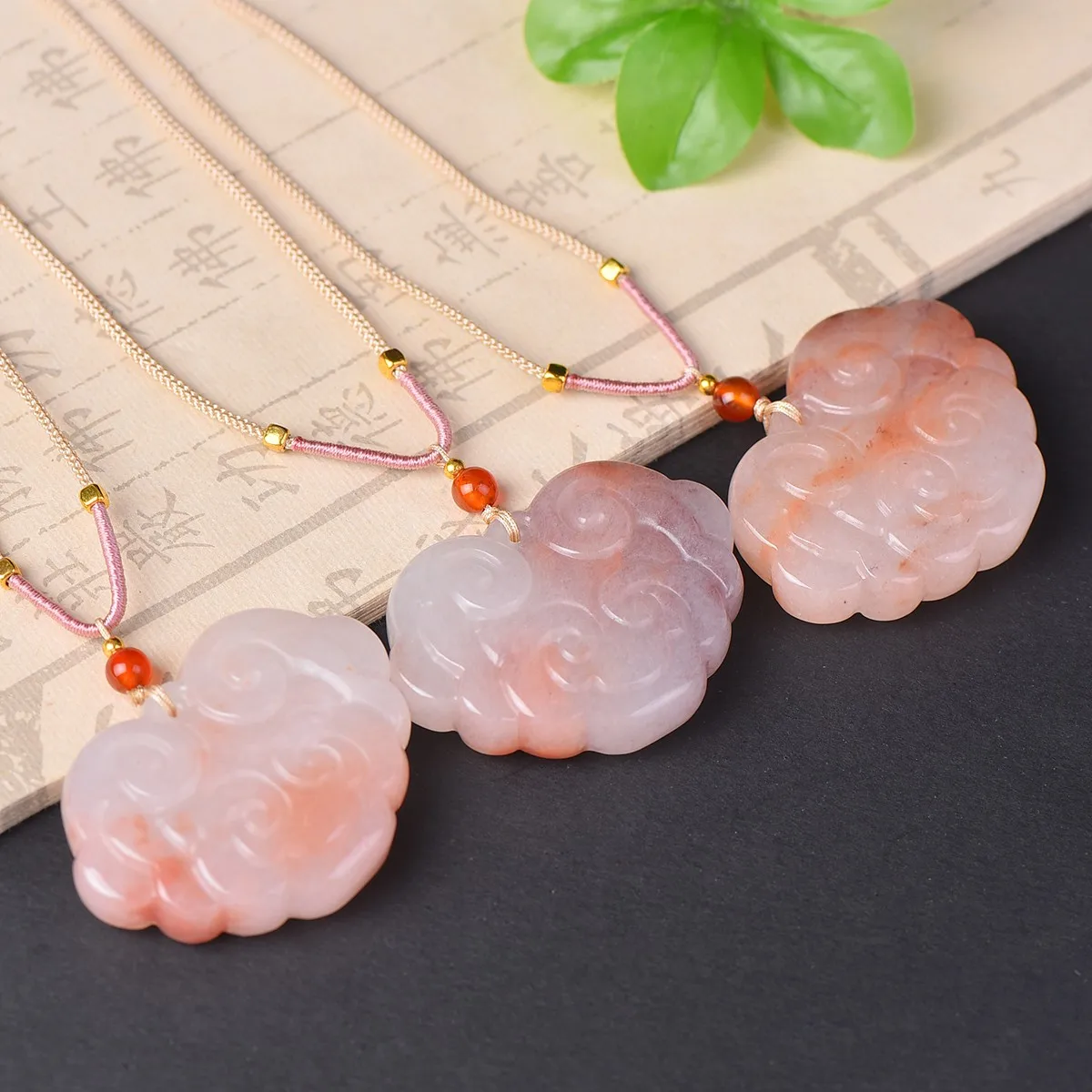 

This exquisite golden thread jade peach blossom jade ruyi lock symbolizes peace and safety. It is a perfect gift for your family