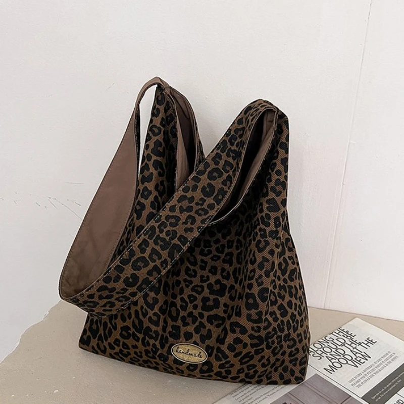 Nieuwe Koreaanse versie Luipaardprint Nylon draagtas Hot Sale Grote capaciteit Woon-werkverkeer Dubbele tas Eenvoudige casual okselschoudertas