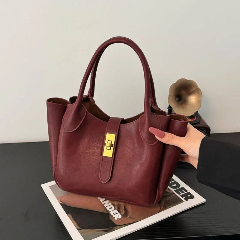 

High-End Women's Handbag Made Of Fine Leather Boasting Trendy Commuter Design And Famous Designer Vintage Look​