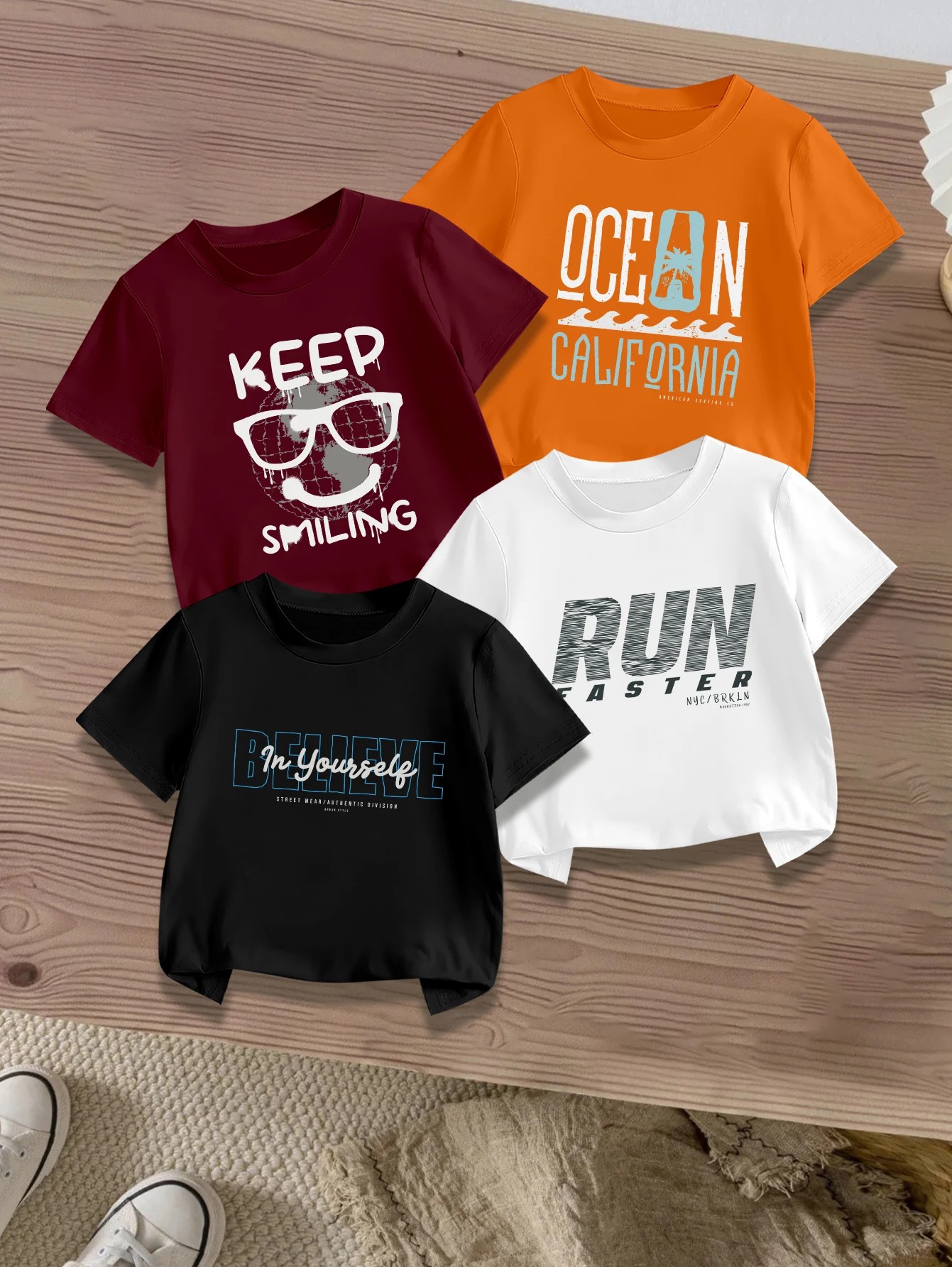 

4 предмета: летние повседневные футболки для мальчиков с принтом в виде мультяшной доски для серфинга и Земли, носящей солнцезащитные очки.