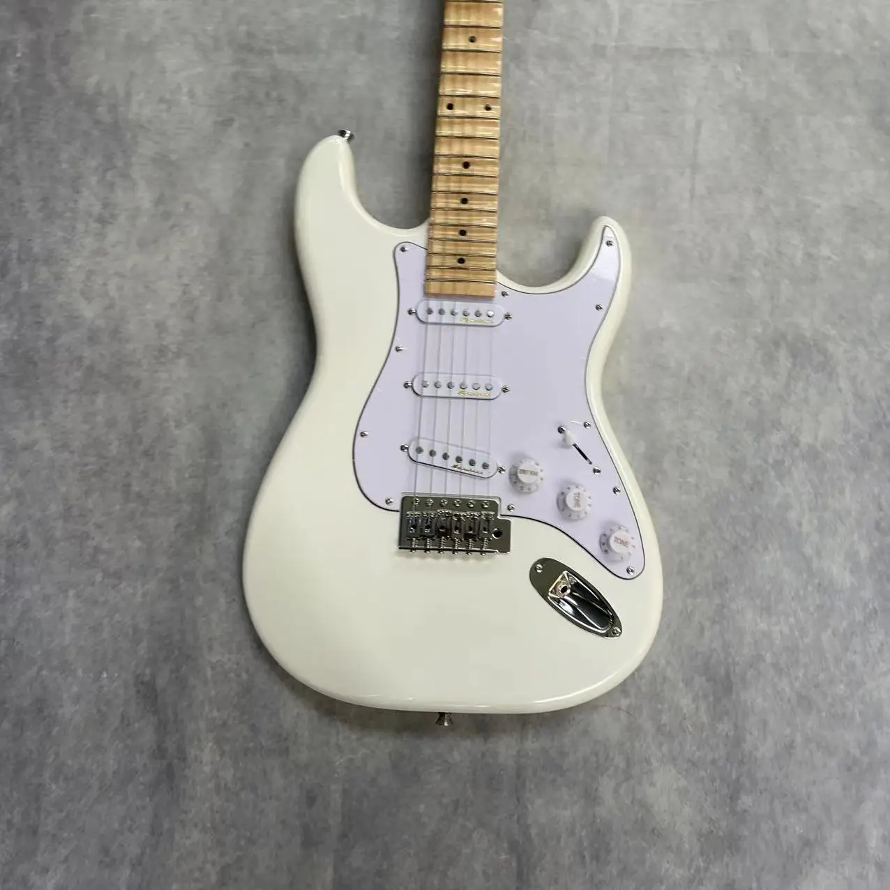 Electric guitar with 6 strings, white body, maple groove fingerboard, maple track, real factory pictures. You can place an order