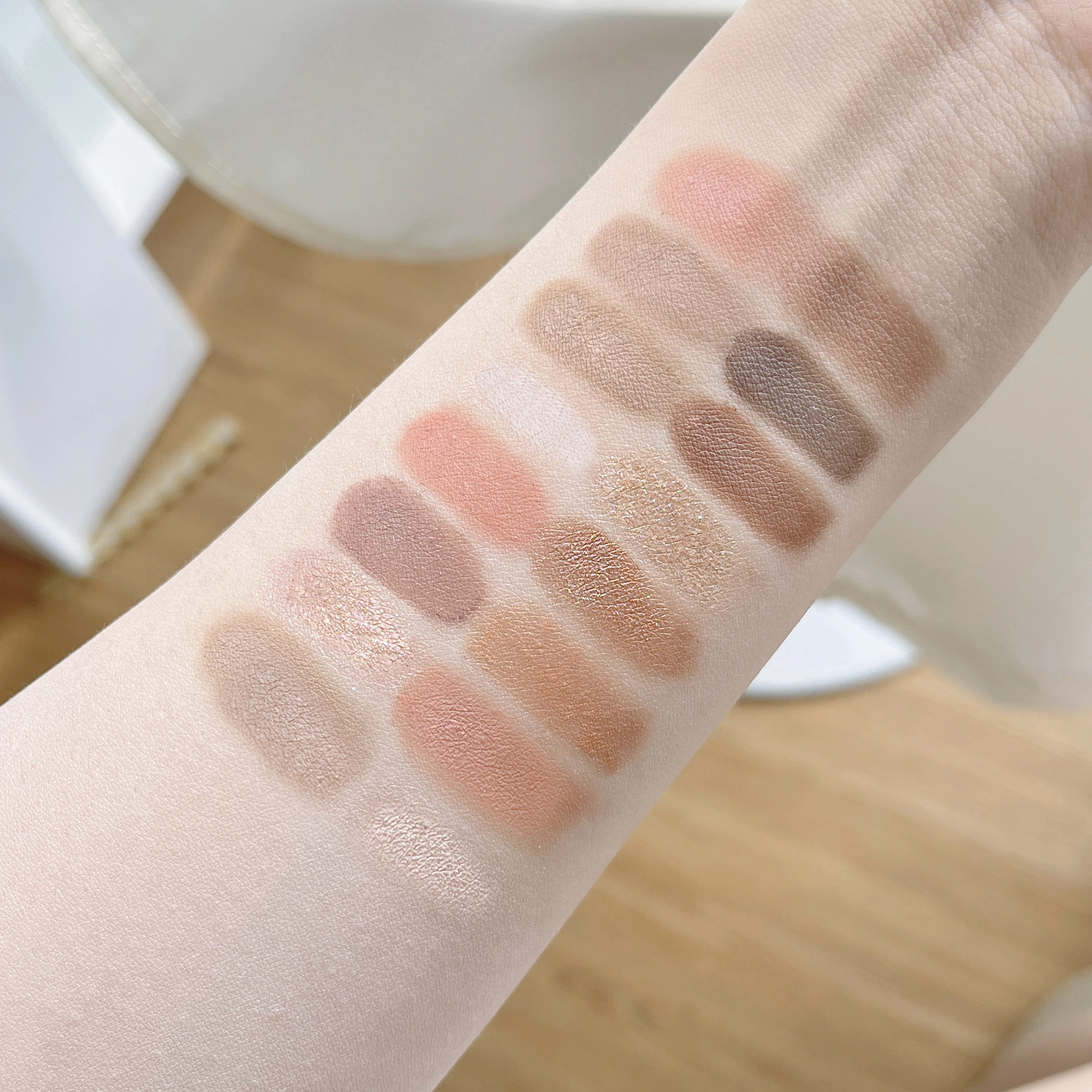 16 colori Tavolozza di ombretti multicolori di alta qualità Contouring Glitter Matte Perlescente Trucco resistente al sudore Ombretto in polvere secca