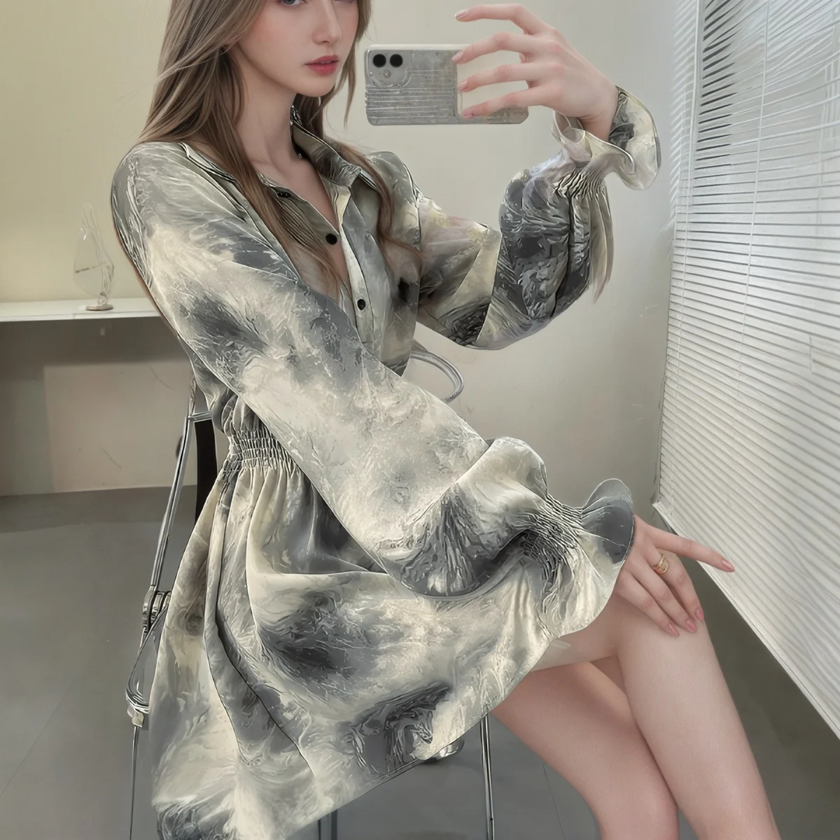 レディース ヴィンテージ プリント シャツ - 長袖、ハイウエスト、ターンダウンカラー、ライトグレー - 女性用のトレンディな春のトップス