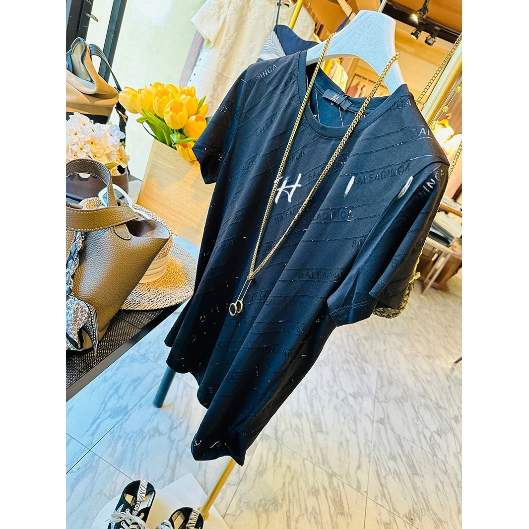 

Эксклюзивная VIP-футболка высокого качества из хлопка с круглым вырезом, коротким рукавом, вырезами и буквенным принтом, в стиле стритстайл, неброская, но стильная.