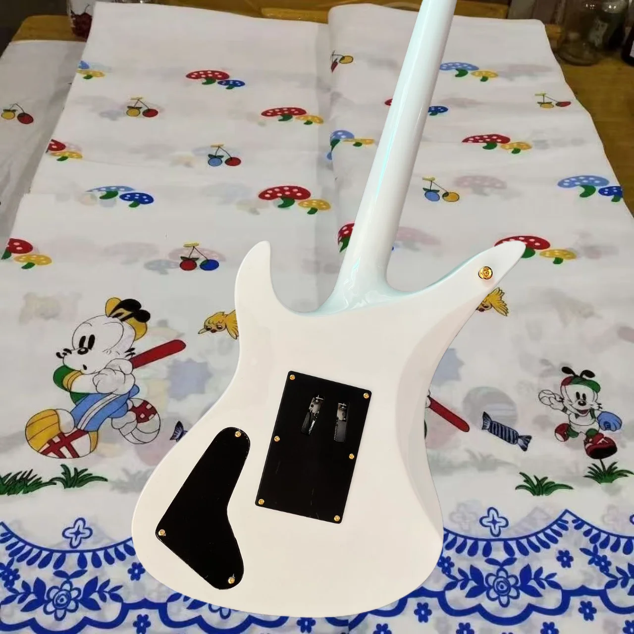 Free shipping of striped electric guitars, stock guitars can be customized and shipped immediately @ 22