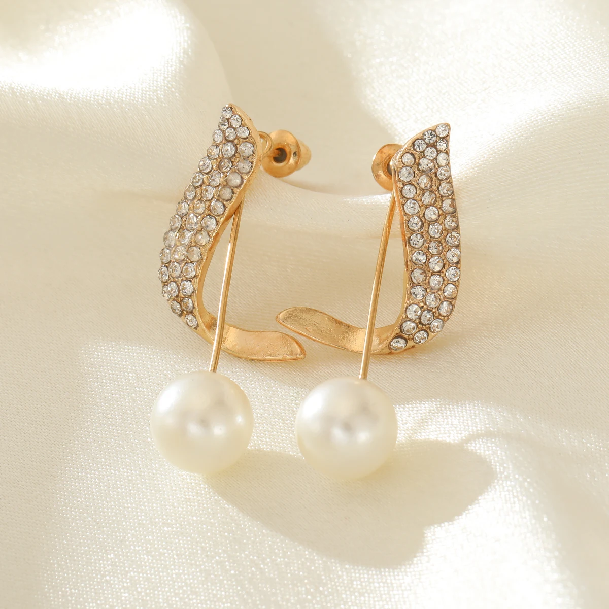 An Elegant Curved Full-Set Gemstone Imitation Pearl Pendant for Women's Earrings, Suitable for Professional Commuting Outfits.