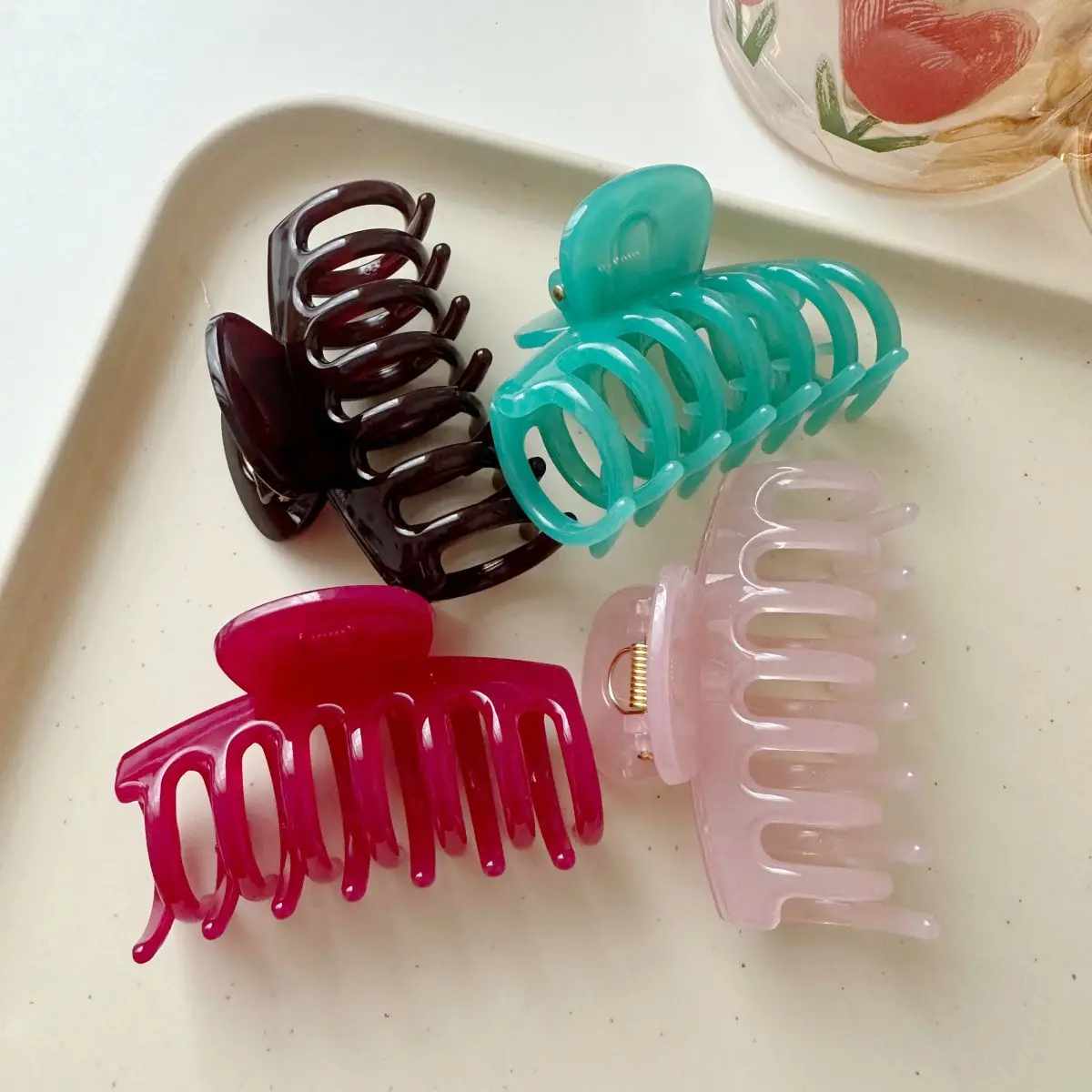 ﻿ Simple and versatile jelly colored shark clip with a gripping sensation on the back of the skull and hair clip