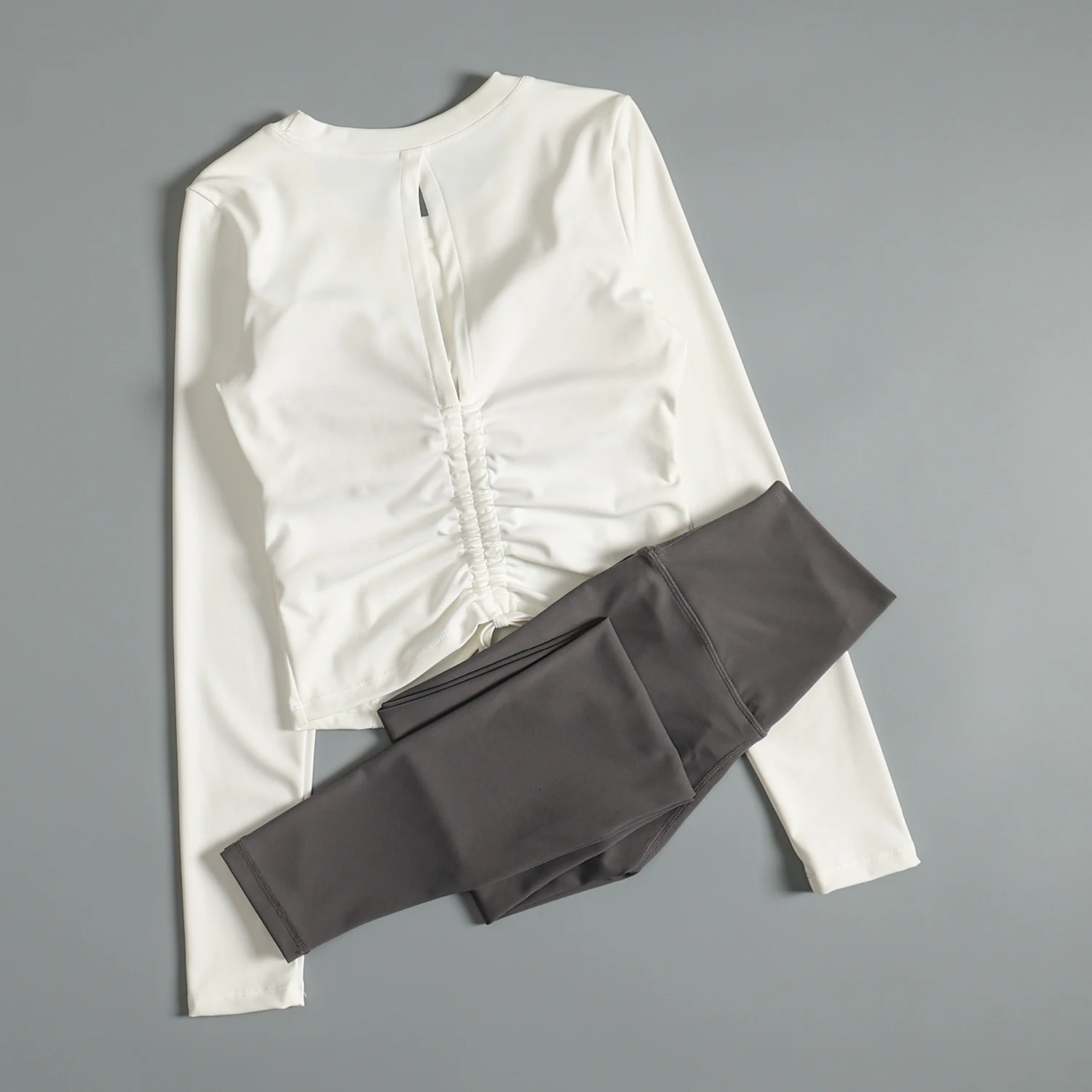 Traje de yoga para mujer en otoño, corte ajustado y entrenamiento de gimnasia delgado, jogging por la mañana, mangas largas, cintura alta, levantamiento de cadera, deportes de ciclismo