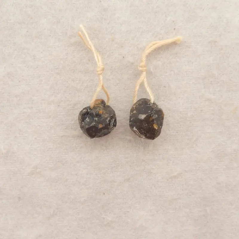 

Пара сережек с необработанным гранатом и самородком — натуральный темно-коричневый драгоценный камень с грубой текстурой для ремесленных ювелирных изделий в деревенском стиле, 10–3,5 г