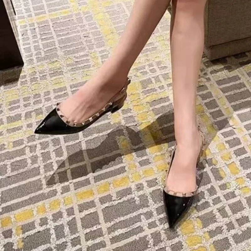 2026 Hochwertige spitze Damen-High-Heels: Neue Retro-Sandalen aus Lackleder mit Nieten – Bequeme Büro-Sandalen mit offenem Absatz – Detail 17