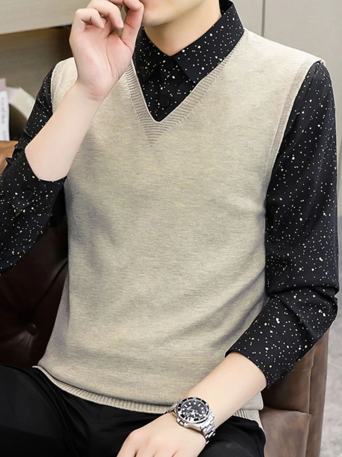 

Модный мужской вязаный свитер с воротником-стойкой, имитация двухслойности, дизайн с сердечками, осенне-зимняя мода, городской стиль, длинный рукав