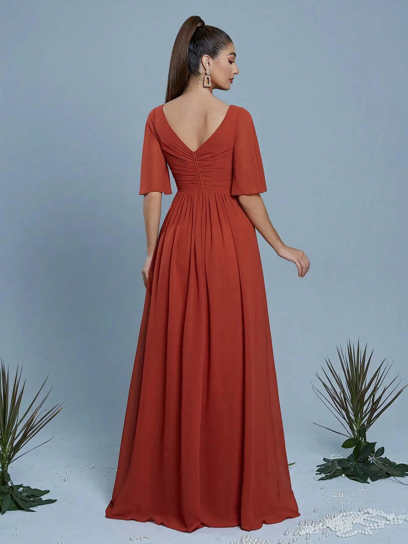 Mgiacy The elegant bridesmaid dress in a boat-shaped collar, with pleated trumpet sleeves, chiffon fabric, a high slit and a lon