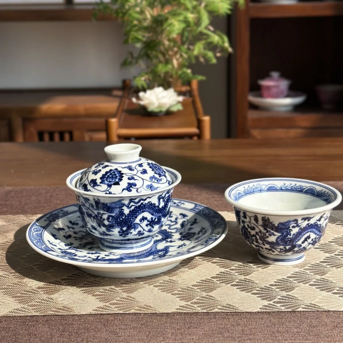 Hand-painted blue and white twisted branches Shuanglong Yuanbao cover bowl three-piece set Jingdezhen high-end tea set