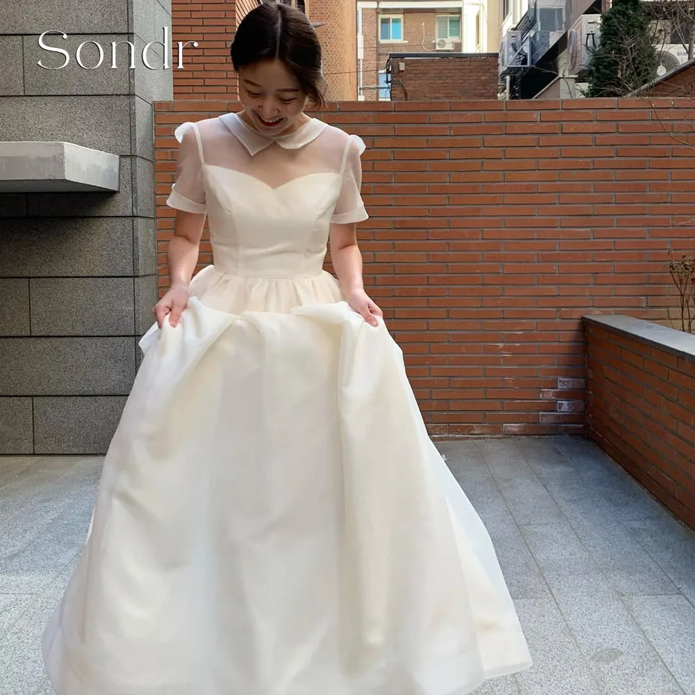 Sondr Maßgeschneiderte Koreanische Hochzeitskleider im A-Linien-Stil mit Illusionsausschnitt, Reverskragen, Kurzen Ärmeln und Korsett-Rücken
