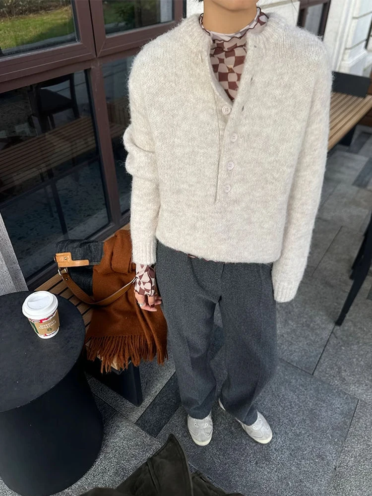 เสื้อสเวตเตอร์ถักคอเปิดครึ่งตัวสไตล์เรโทรสำหรับผู้หญิง กระดุมติดแบบเรียบง่าย เสื้อไหมพรมแฟชั่นลำลองสำหรับฤดูหนาว ปี 2025