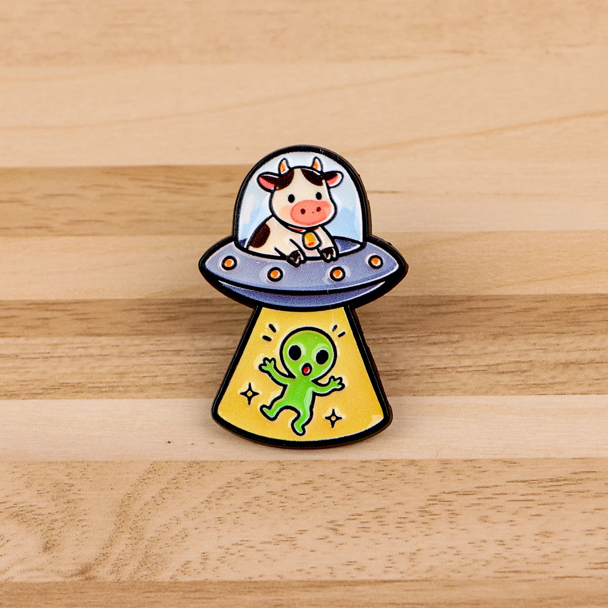 9 Stück Niedliche Kuh im UFO-Raumschiff Emaille-Pin Lustige Grüne Alien-Anstecknadel Cartoon-Tier-Abzeichen Weltraum-Thema Schmuckgeschenk – Detail 2
