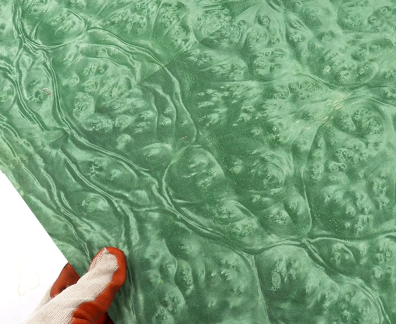 الحجم: 2.5 × 0.58 متر السُمك: 0.25 مللي متر قشرة زخرفية مصنوعة يدويًا كريستال اليشم الأخضر العقدة الخشب الجلد