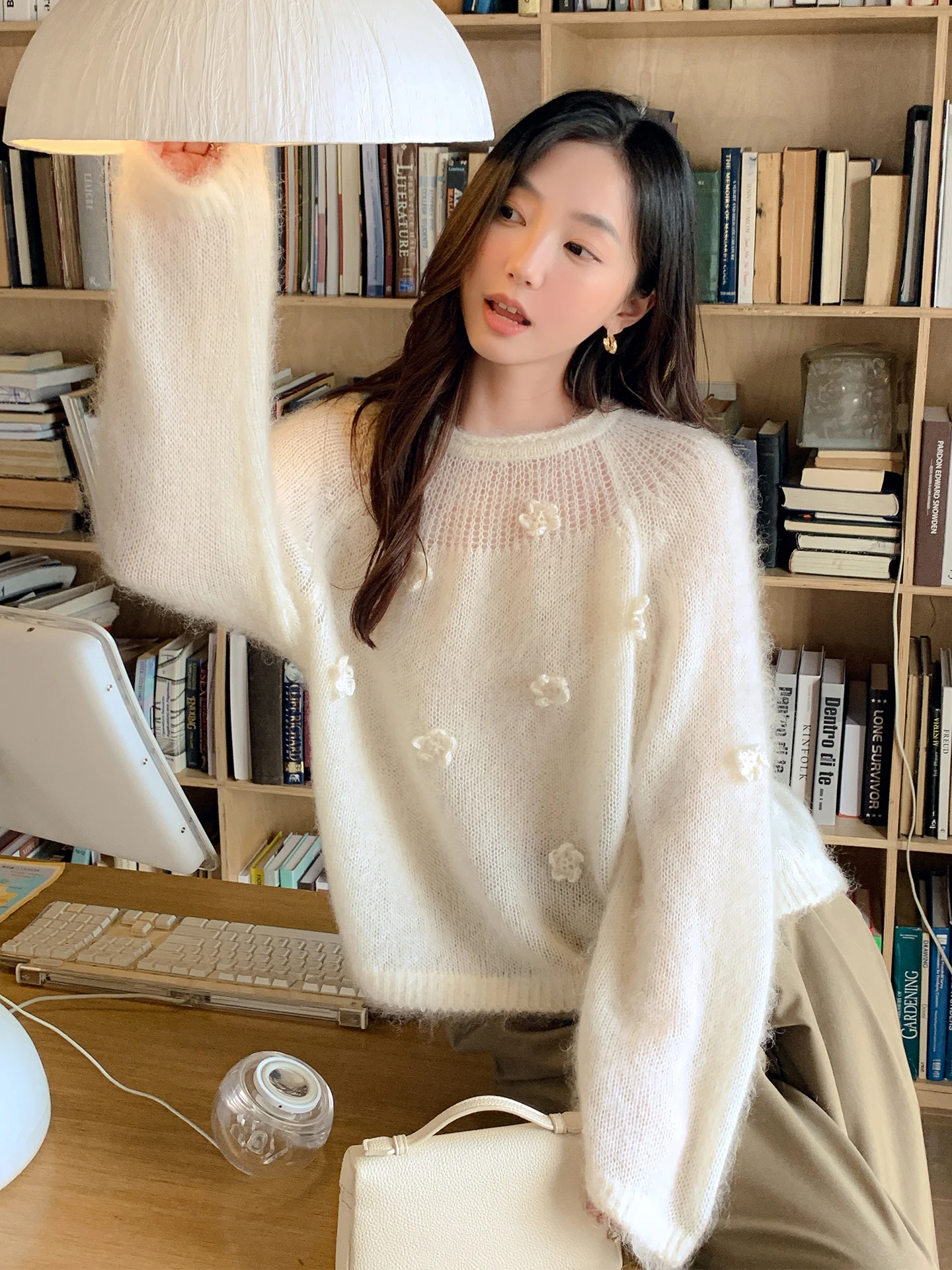 

White 3D Flower Camere Long Sve round Ne Hollow out Knitted Sweater Women's Sweet Sle Autumn New Arrival
