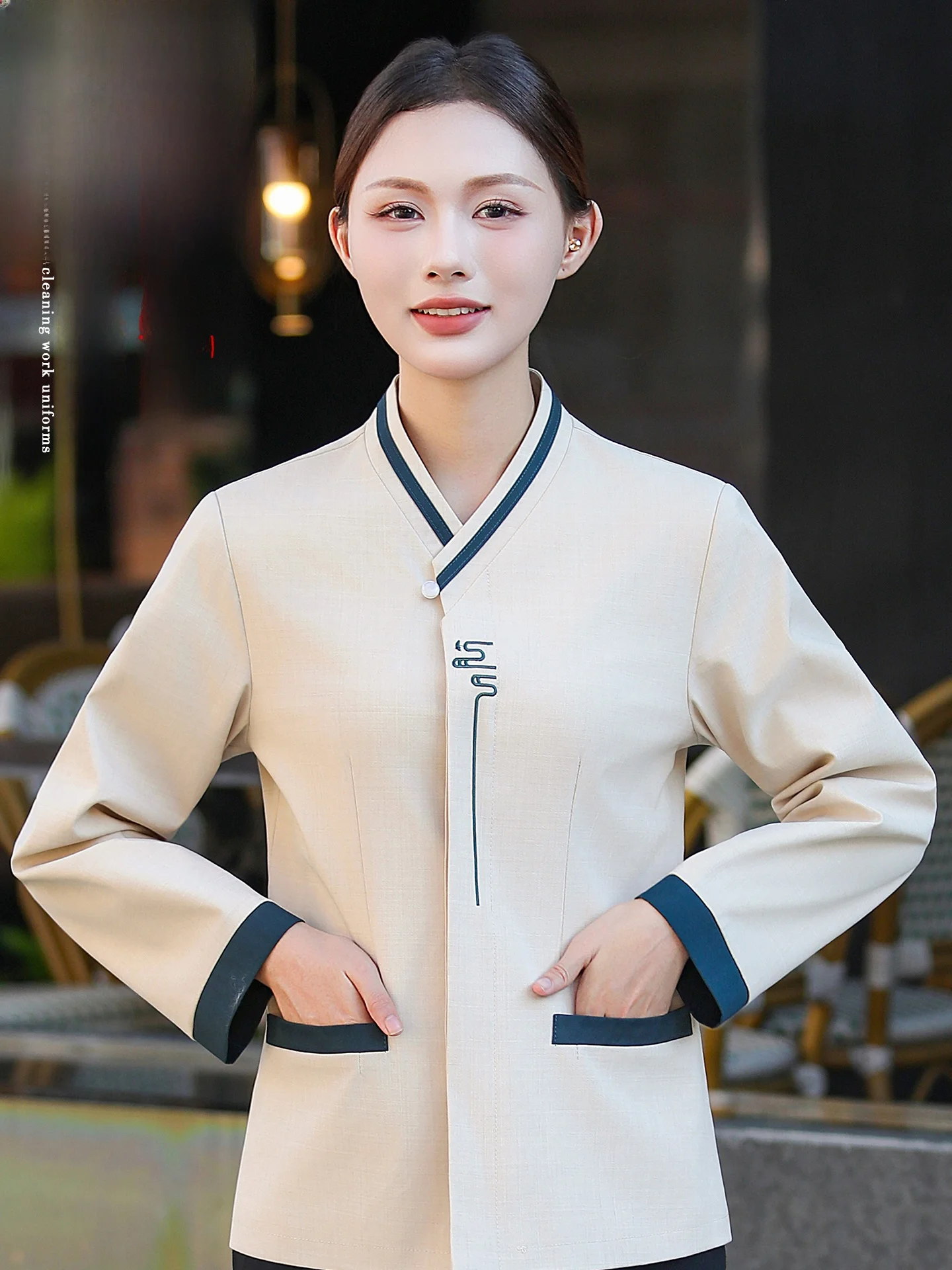 

Комплект униформы для горничных отелей с длинными рукавами, осенне-зимняя рабочая одежда из полиэстера, с V-образным вырезом и застежкой на одну пуговицу