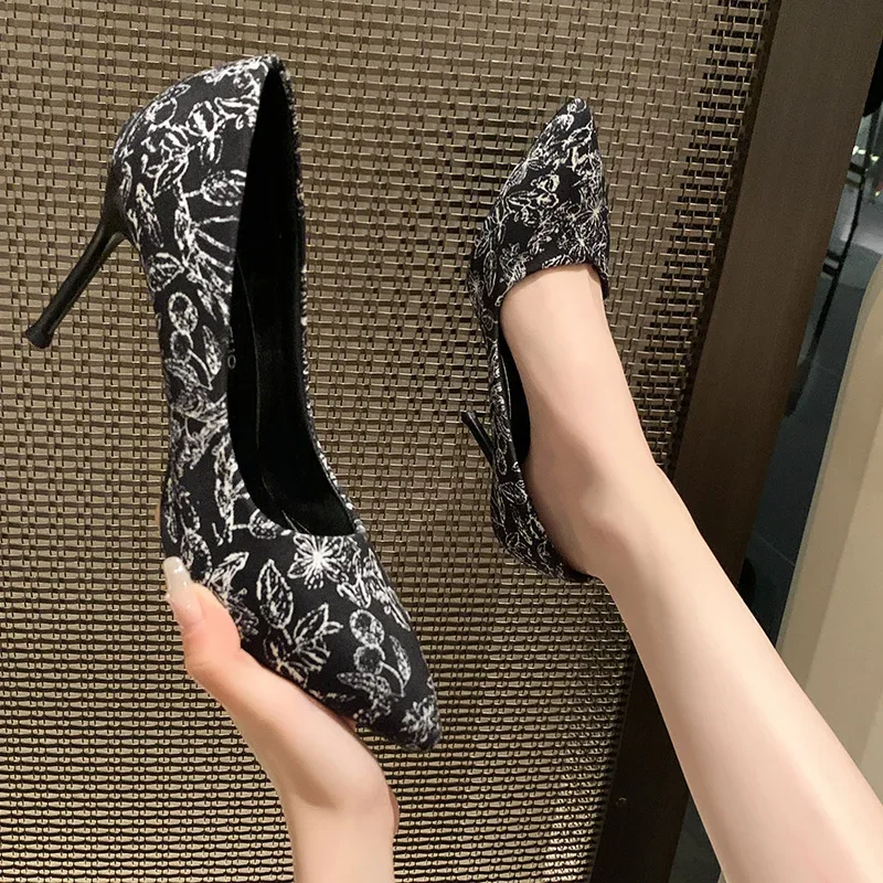 

Black Pointy High Heels Women's New Slim Heel Retro Shallow Mouth Women's Plus-size Single Shoes Zapatos De Mujer