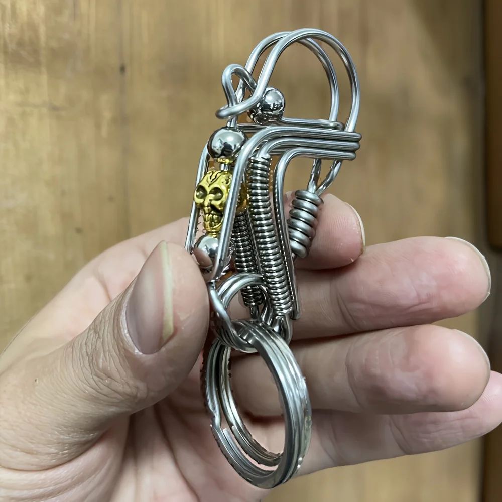 Chaveiro elegante de aço inoxidável, fio curvo multicamadas feito à mão, chaveiro estilo mecânico de caveira, berloque de mochila masculina