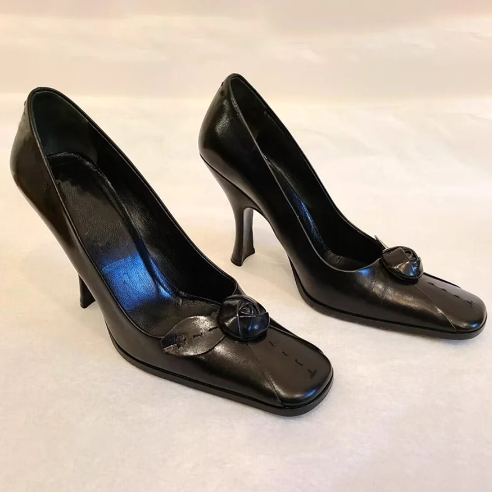 

Minimalist Design Glossy Finish Black Leather Square-Toe Pumps Floral Accent Stiletto Heel Elegant Retro-Chic Style Lady Heels