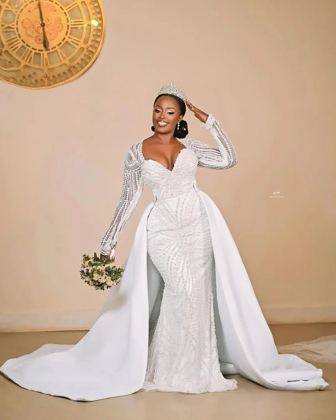 Suknia ślubna w stylu syreny plus size na zamówienie, z długimi rękawami, odpinanym trenem, dekoltem w serce, długimi rękawami, zdobiona koralikami, koronką i warstwami.
