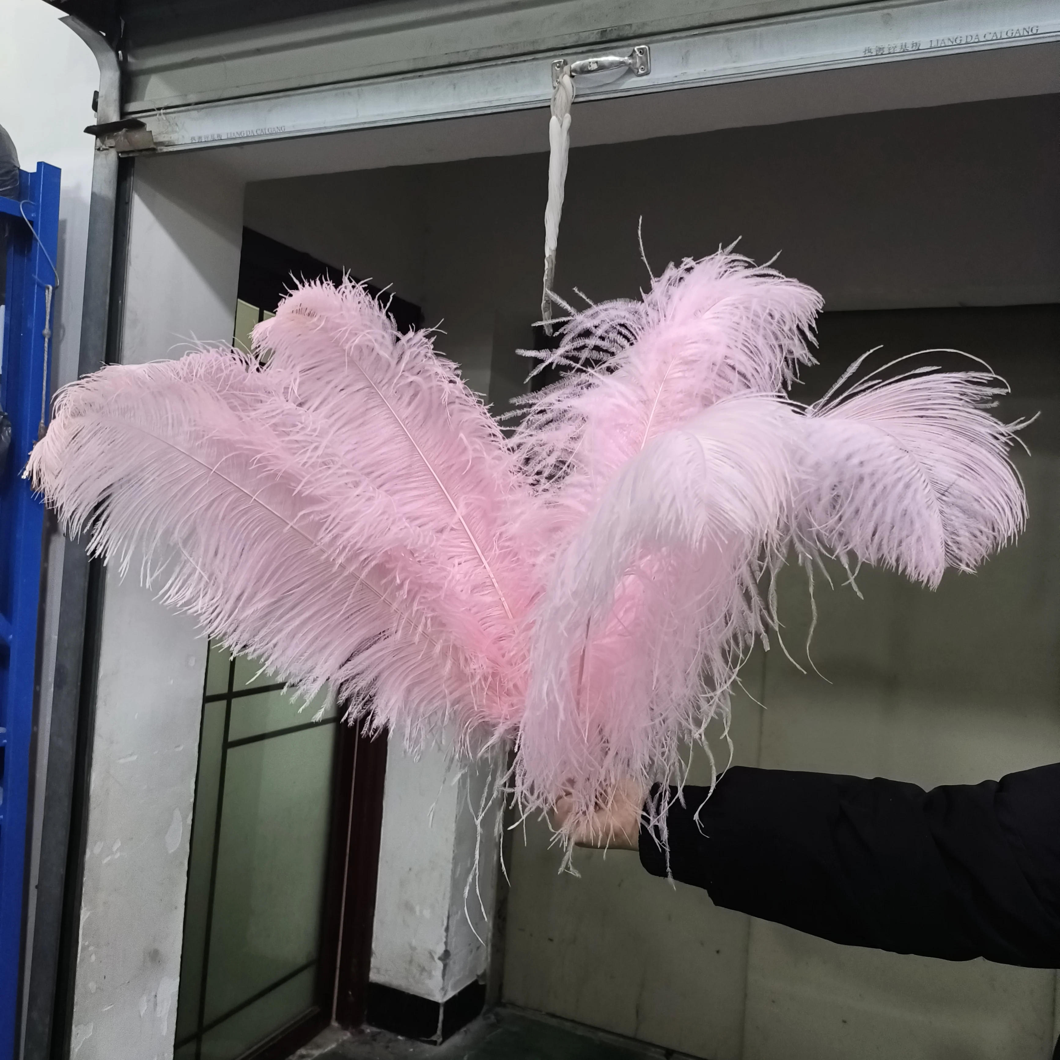 

Оптовая продажа, страусиные перья с большим столбом, 10 шт., свадебная центральная часть, украшение для стола, вечеринки, украшения дома, ремесленные шлейфы для вазы 40-70 см