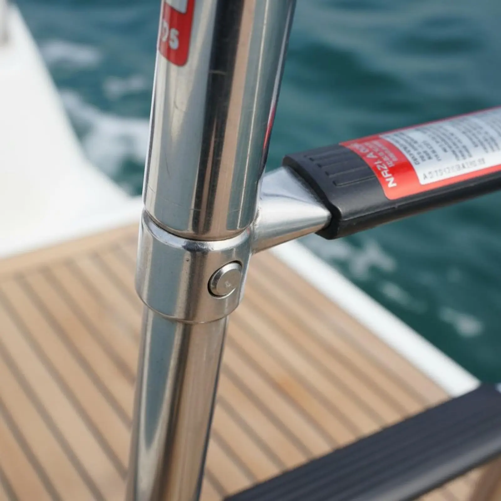 

Triple-Step Telescopic Boat Ladder Anti-Slip Steps Stainless Steel Boarding Ladder Easy Installation for Yacht