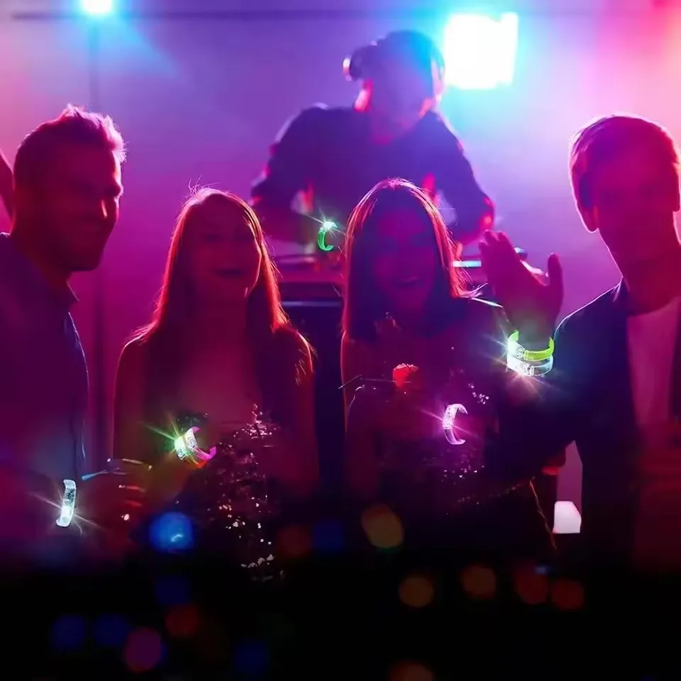 10 قطعة LED فلاش سوار معصمه مضيئة لوازم الحفلات النيون ضوء سوار اللعب الحفل ديكور الحفلات الهدايا