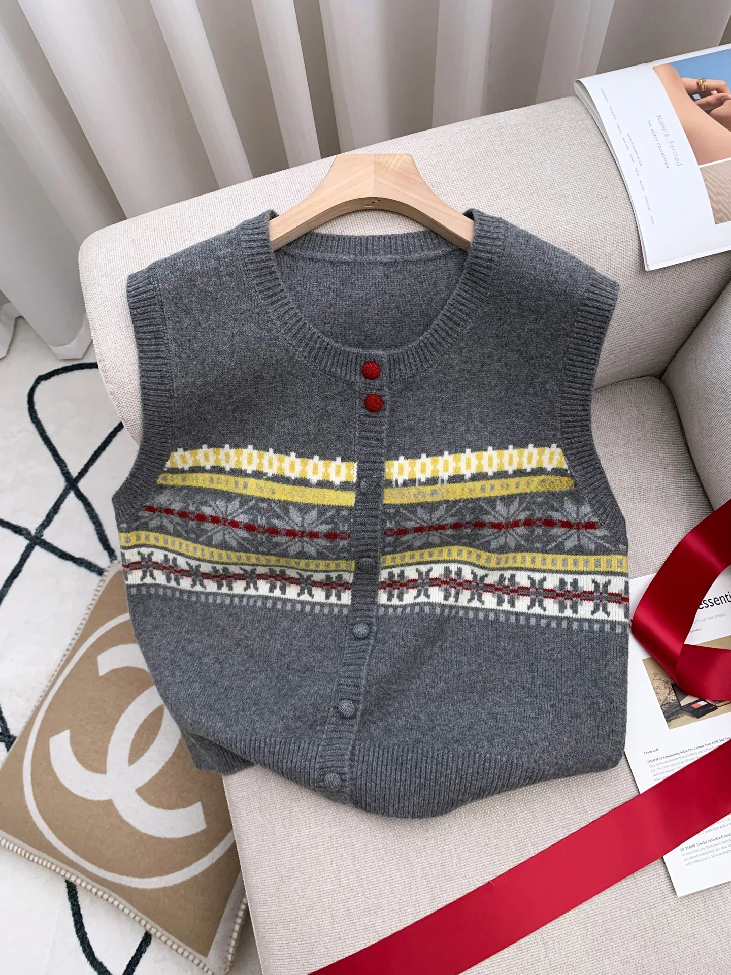 

Chisi 2026 Весенне-осенний модный вязаный жилет с круглым вырезом для женщин, антивозрастная верхняя одежда, кардиган с геометрическим узором