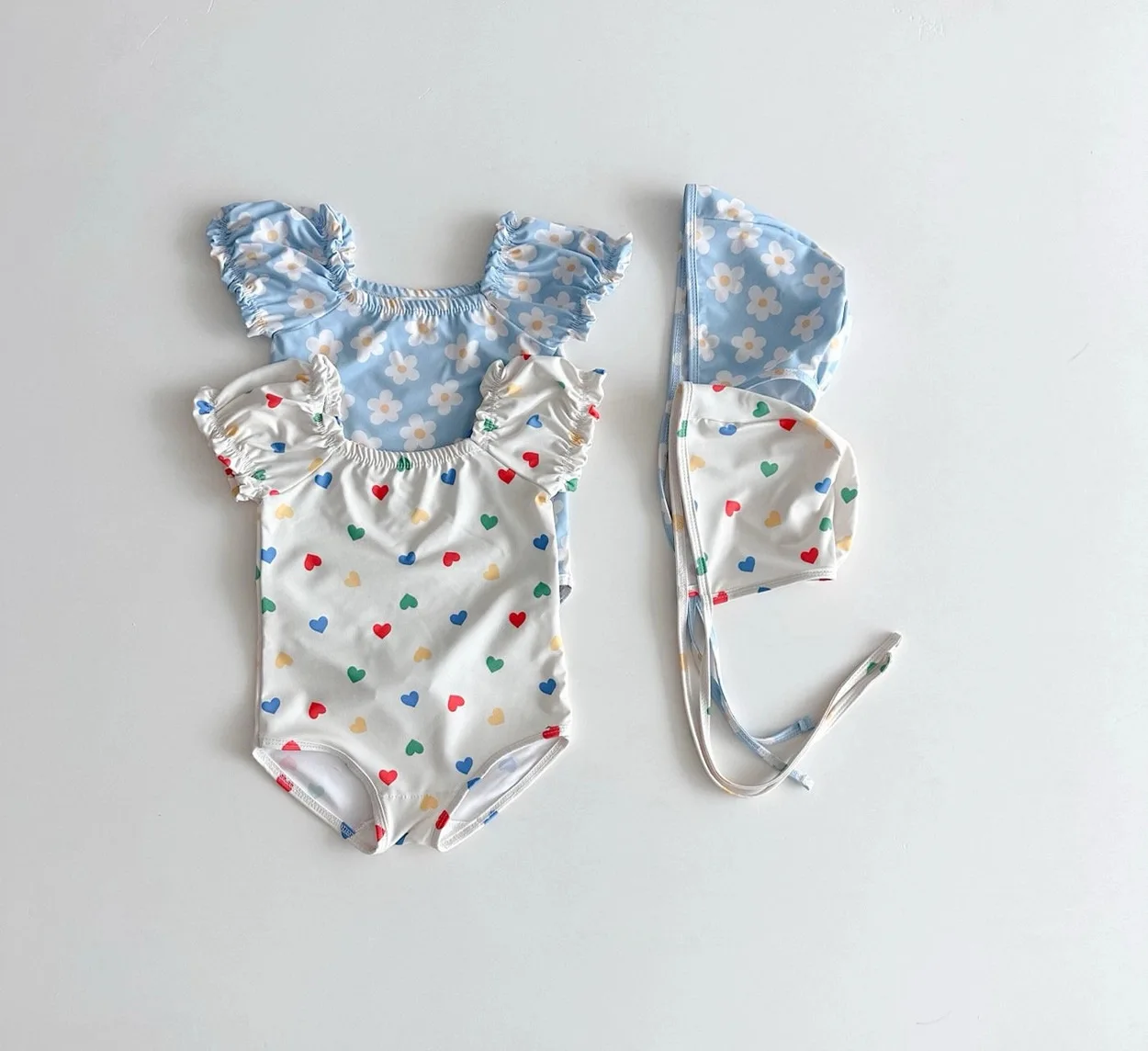 

Летний детский купальник для девочек 2026 года с милым принтом в виде сердечек и цветов, цельный, с шапочкой